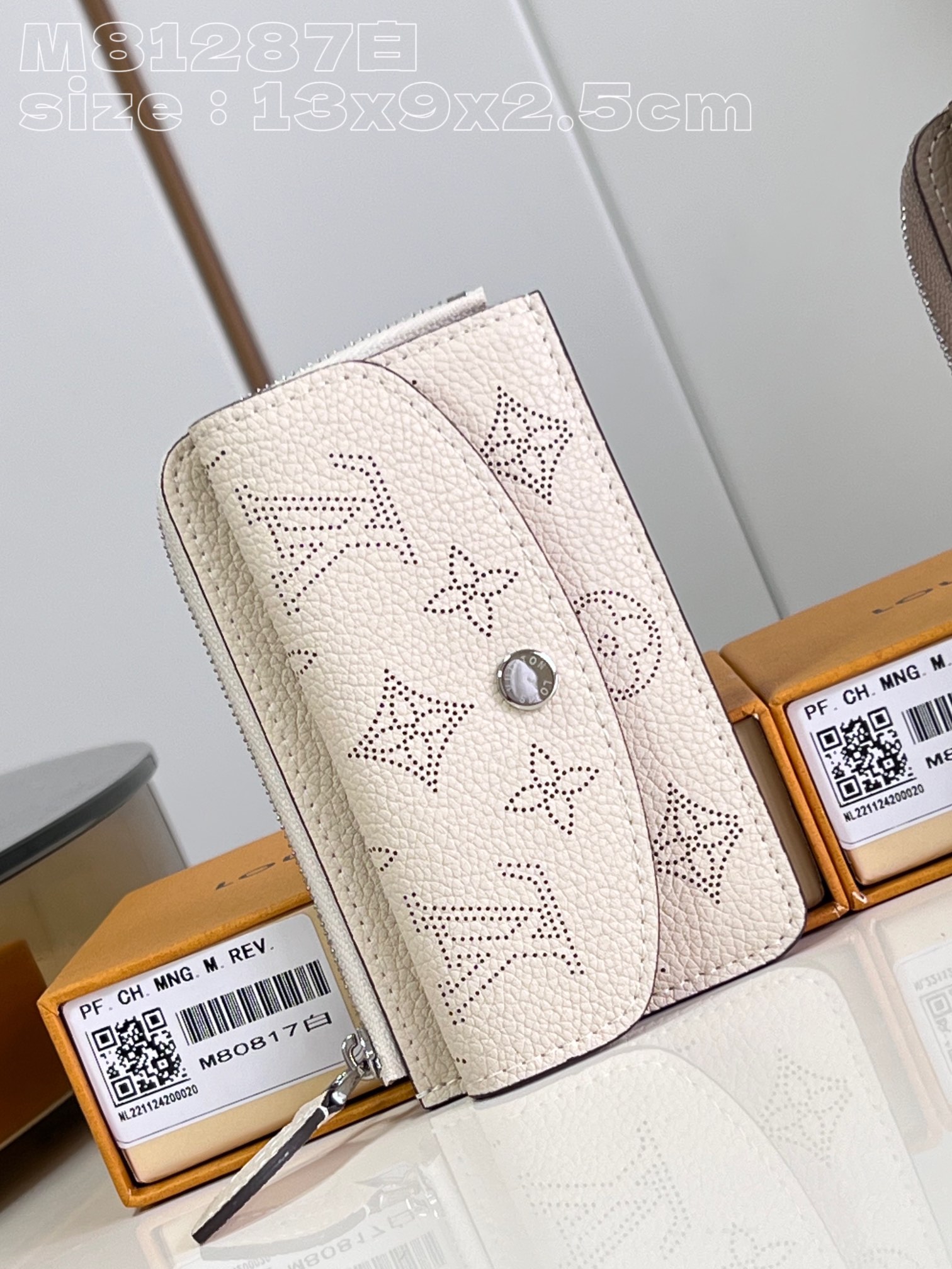 NO:400535,【Exclusive real photo M81287 white】Recto Verso card clip is made of Monogram soft floral perforated leather, with L-shaped wide zipper opening coin compartment, and also a central pocket that can store folding banknotes, envelope-type front pocket and card mezzanine, and can also be fixed to a handbag or belt with hook buckle. Size 13 x 9.5 x 2.5 cm (length x height x width) C.260, LV [original leather], louis vuitton, versace19860909【独家实拍 M81287白】Recto Verso 卡夹取材 Monogram 打孔通花的柔软镂花穿孔皮革制成,以 L 形宽拉链开启硬币隔层,另设可收纳折叠钞票的中央口袋、信封式前袋和卡片夹层,亦可利用钩扣固定于手袋或腰带.尺寸13 x 9.5 x 2.5厘米(长度 x 高 x 宽) C.260,LV【原厂皮】,louis vuitton,versace,Bag