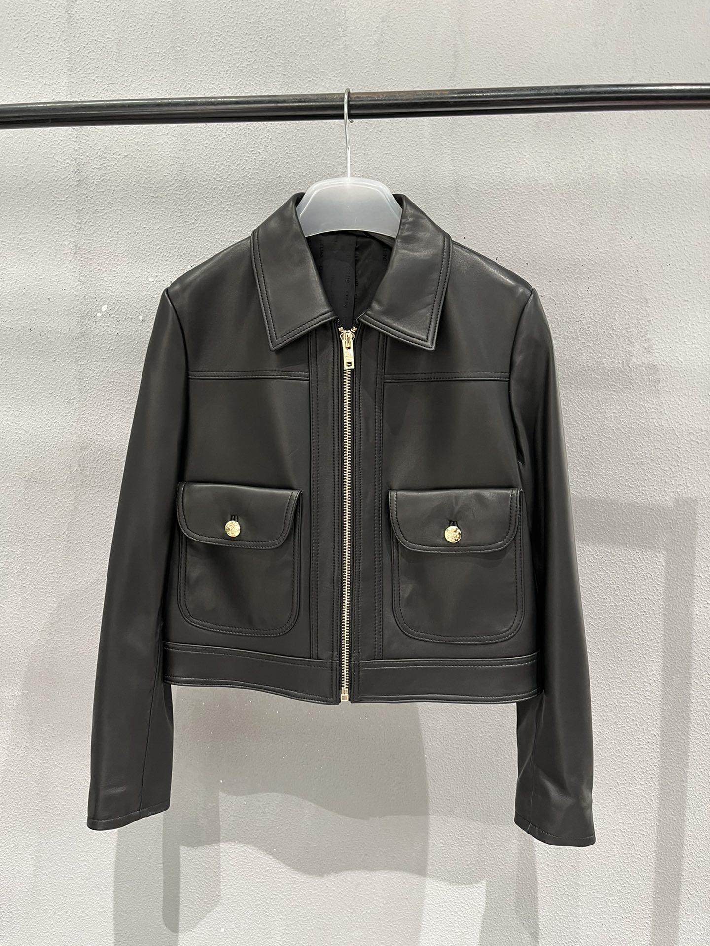NO:742656,,Celine's simple and versatile little leather jacket. The simple style does not matter the body shape or outfit. It is very practical. High-quality sheepskin is matched with Celine hardware and lining.,Celine-clothing,celine,celine,leather jacket,sheepskin,19860909,Celine简单百搭小皮衣,简约的款式不挑身材和穿搭,非常实用,优质绵羊皮搭配Celine五金和里布.,赛琳-服装,celine,celine,leather jacket,sheepskin,,Women's clothing
