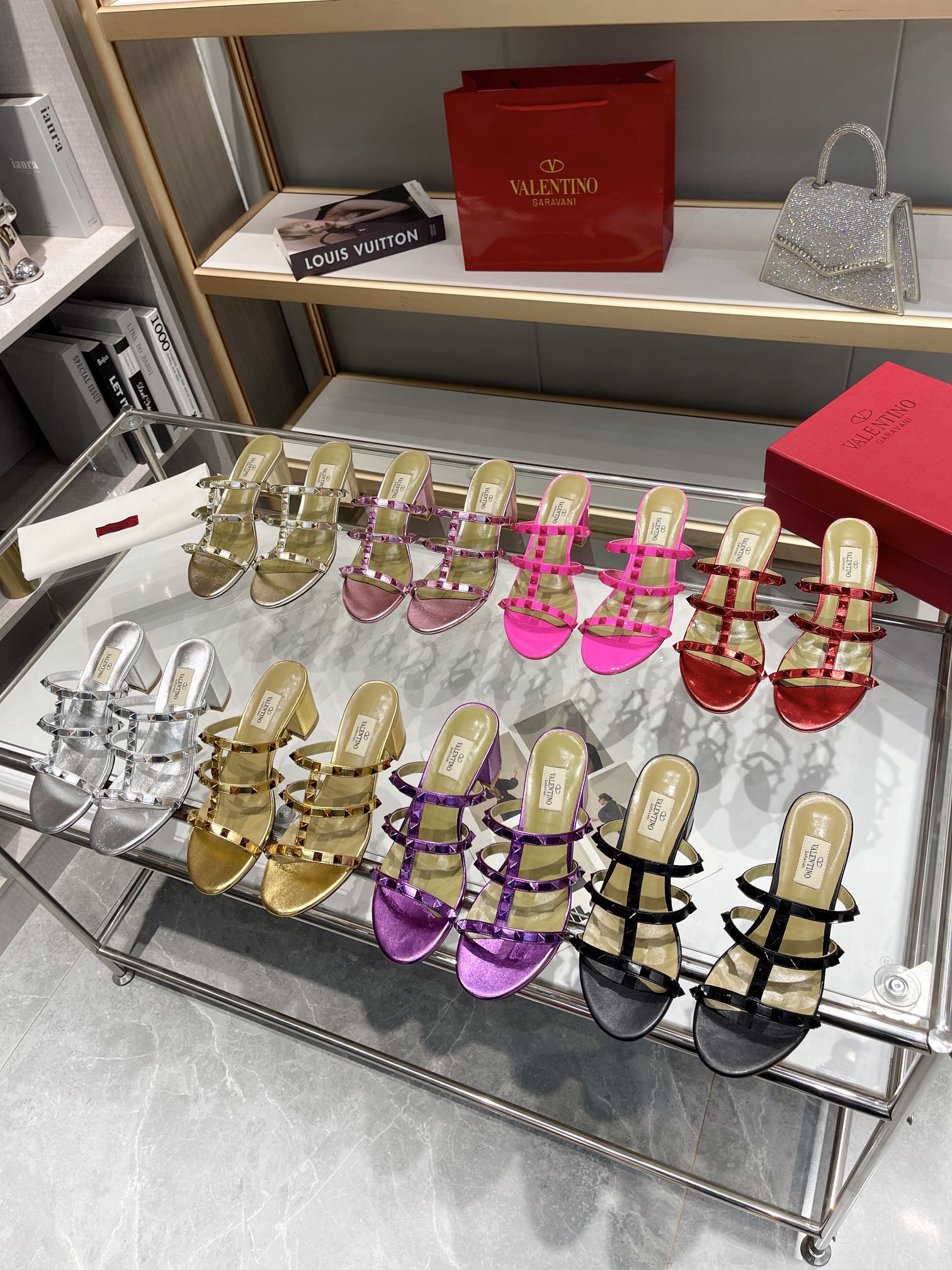 versión superior 𝑉𝐴𝐿𝐸𝑁𝑇𝐼𝑁𝑂 Valentino 2024 Primavera/Verano nuevo de las mujeres. ¡Hueco 8 c