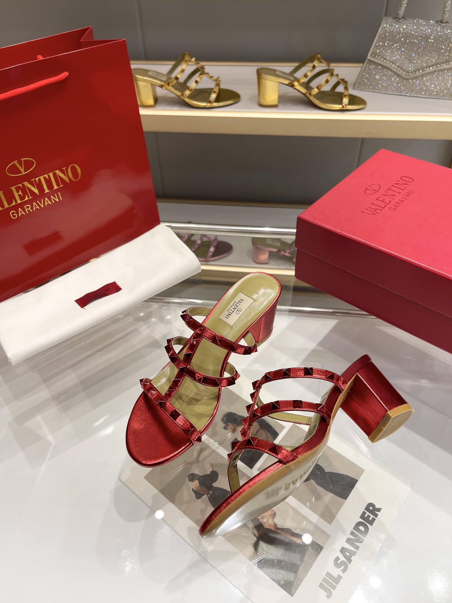 versión superior 𝑉𝐴𝐿𝐸𝑁𝑇𝐼𝑁𝑂 Valentino 2024 Primavera/Verano nuevo de las mujeres. ¡Hueco 8 c