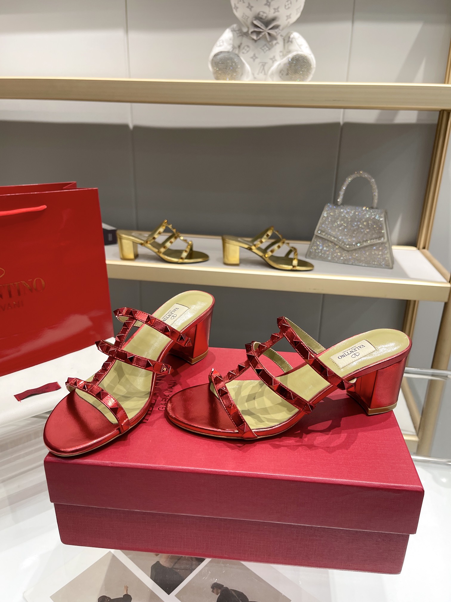 versión superior 𝑉𝐴𝐿𝐸𝑁𝑇𝐼𝑁𝑂 Valentino 2024 Primavera/Verano nuevo de las mujeres. ¡Hueco 8 c