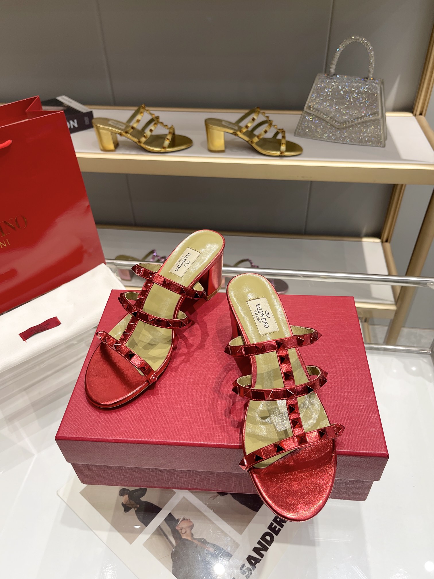 versión superior 𝑉𝐴𝐿𝐸𝑁𝑇𝐼𝑁𝑂 Valentino 2024 Primavera/Verano nuevo de las mujeres. ¡Hueco 8 c