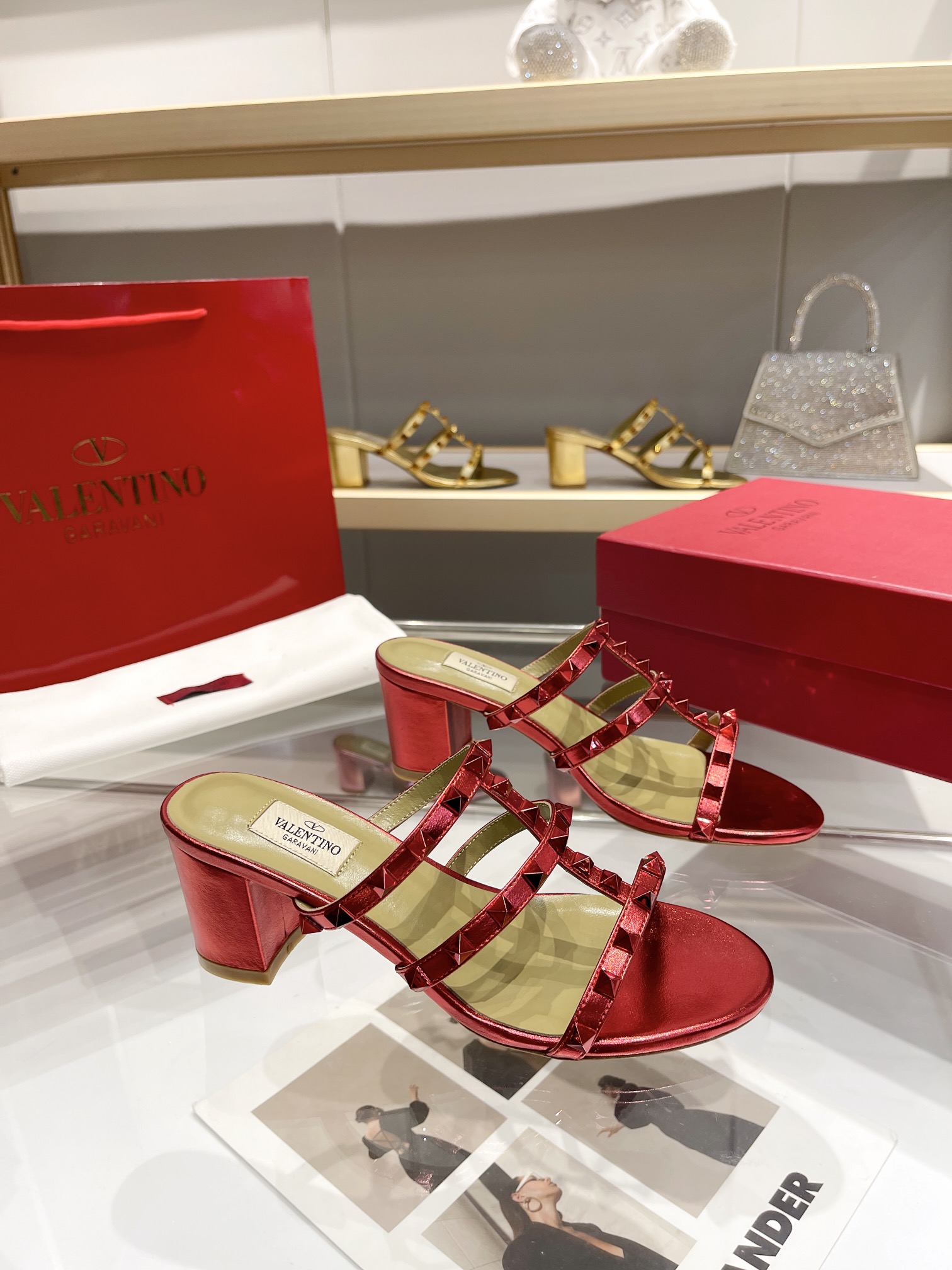 versión superior 𝑉𝐴𝐿𝐸𝑁𝑇𝐼𝑁𝑂 Valentino 2024 Primavera/Verano nuevo de las mujeres. ¡Hueco 8 c
