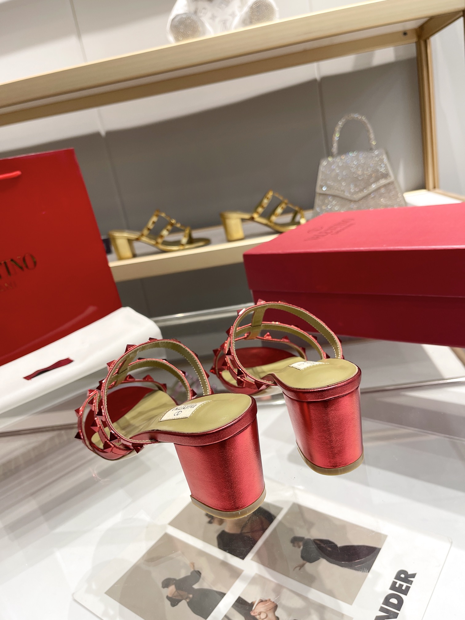 versión superior 𝑉𝐴𝐿𝐸𝑁𝑇𝐼𝑁𝑂 Valentino 2024 Primavera/Verano nuevo de las mujeres. ¡Hueco 8 c