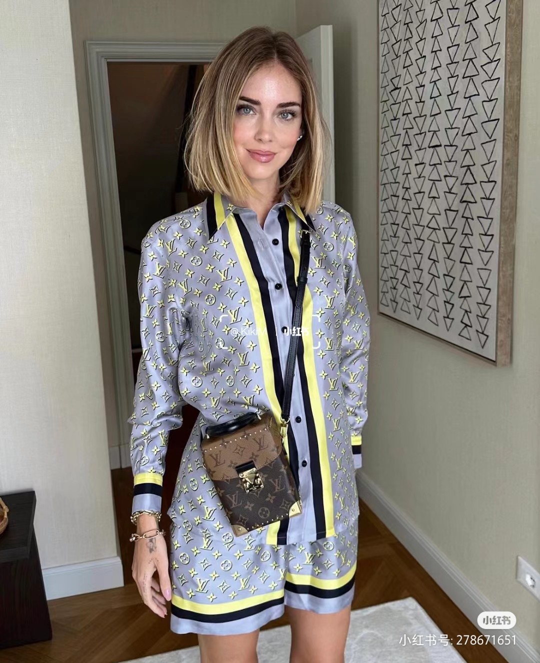 NO:701288,Top original order M82465 Yellow Flower Box Bag Chain Bag Series CAMERA BOX Handbag This Camera Box handbag is made of Monogram and Monogram Reverse canvas to create a modern configuration, integrating S-lock locks, metal corners and studs and other iconic details of etite Malle handbags. The slim chain highlights the feminine style, and the top handle adds a comfortable carrying method. Dimensions 12.5 x 17.6 x 6  cm, LV [top original order], louis vuitton, versace19860909顶级原单 M82465黄花 盒子包链条包系列 CAMERA BOX 手袋 本款 Camera Box 手袋以 Monogram 和 Monogram Reverse 帆布塑造摩登构型,融合 S-lock 锁扣,金属包角和饰钉等 etite Malle 手袋的标志性细节.纤细链条彰显柔美格调,顶部手柄再添舒适背携方式.尺寸12.5 x 17.6 x 6 厘米,LV【顶级原单】,louis vuitton,versace,Bag