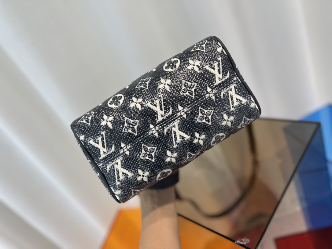 M23069 本款 Speedy Bandoulière 20 手袋以当季 Monoglam 面料塑造瞩目构型 4