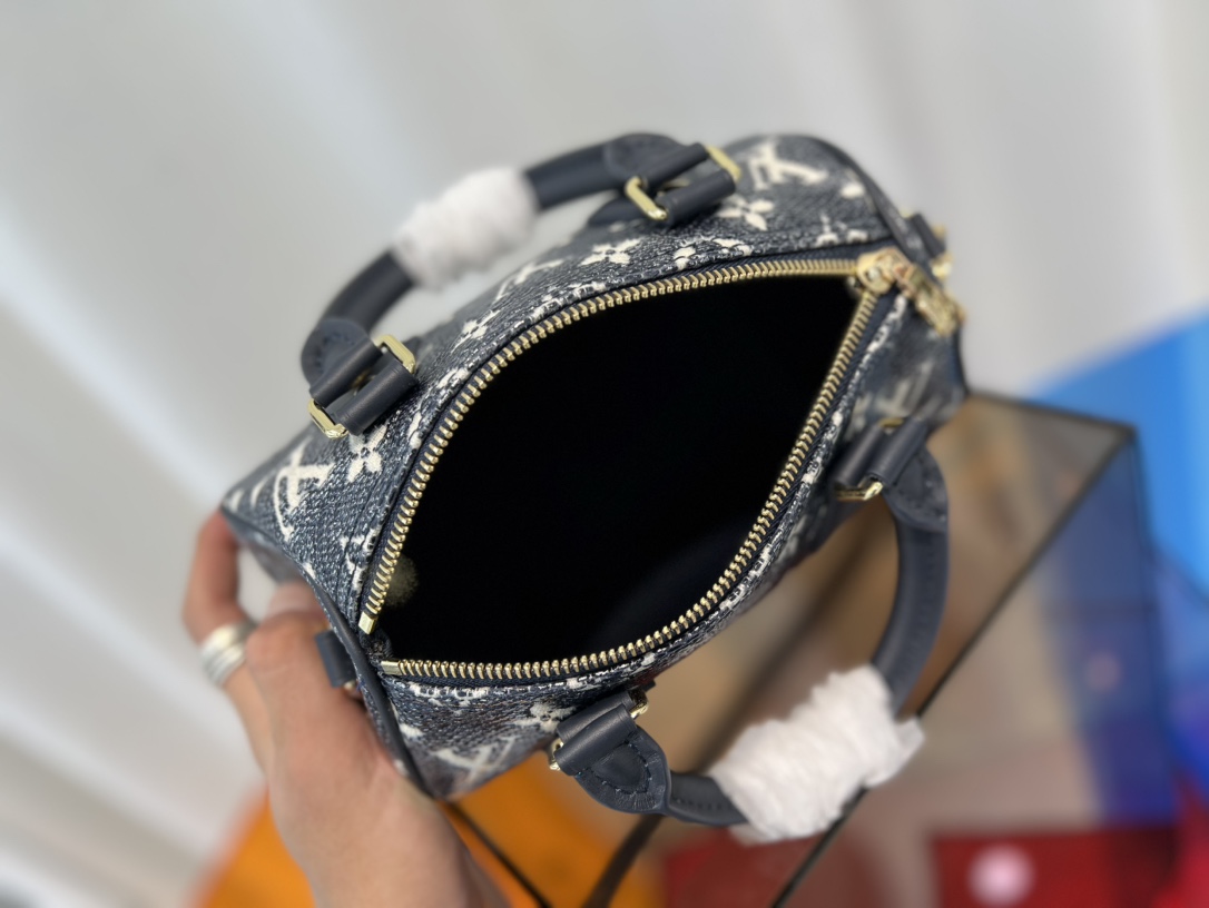 M23069 本款 Speedy Bandoulière 20 手袋以当季 Monoglam 面料塑造瞩目构型 8
