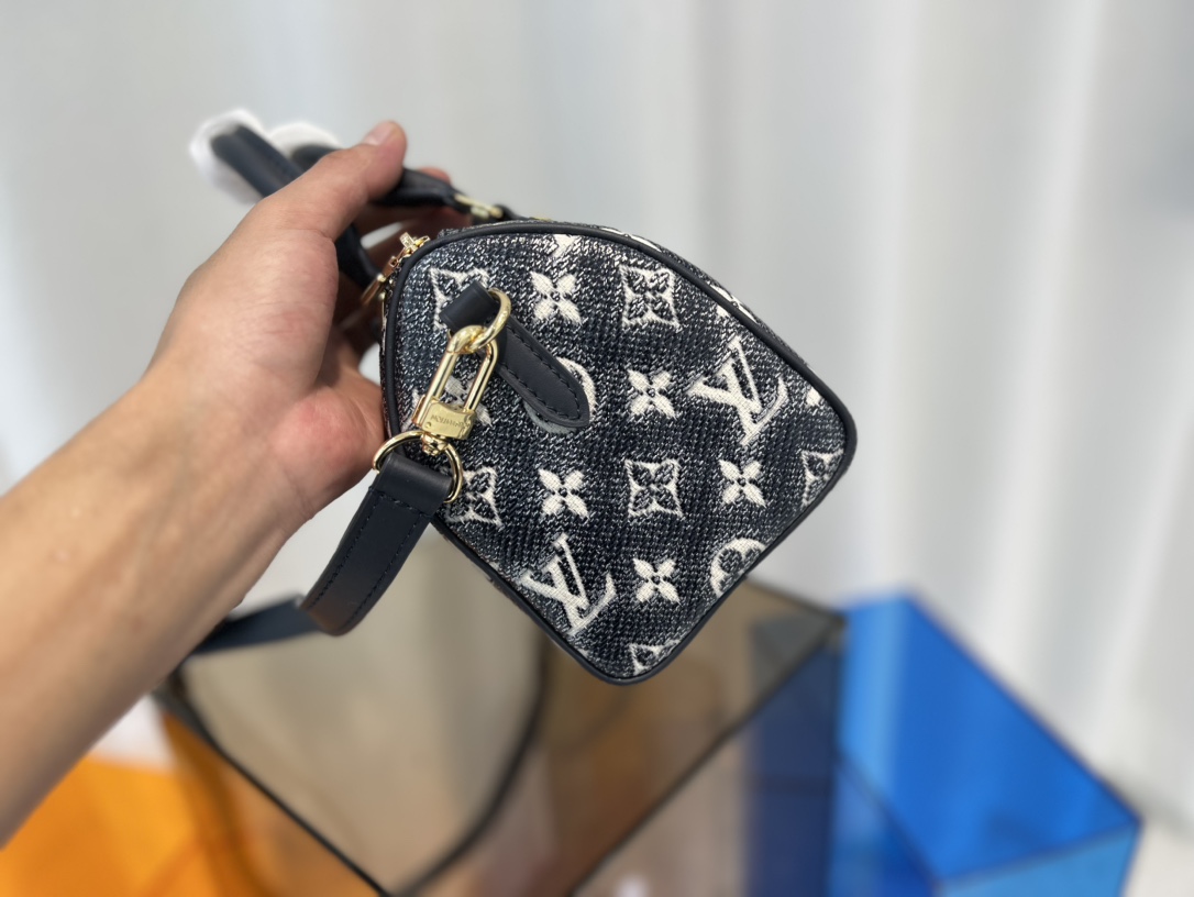 M23069 本款 Speedy Bandoulière 20 手袋以当季 Monoglam 面料塑造瞩目构型 3