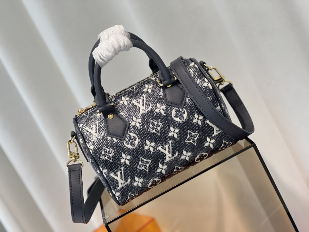 M23069 本款 Speedy Bandoulière 20 手袋以当季 Monoglam 面料塑造瞩目构型 2