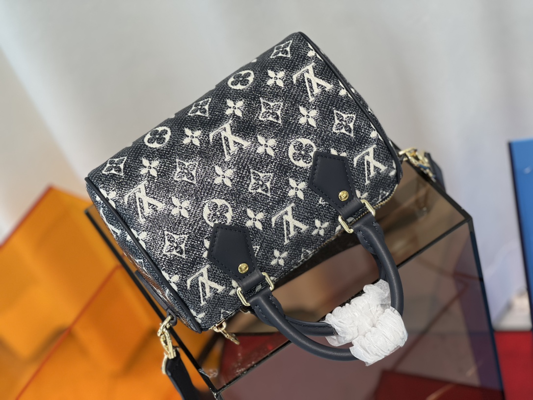 M23069 本款 Speedy Bandoulière 20 手袋以当季 Monoglam 面料塑造瞩目构型 5