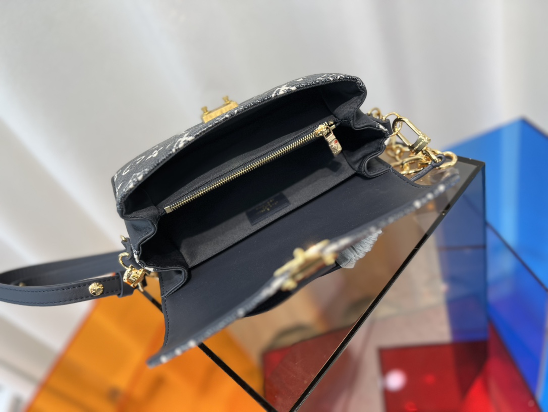 Valentino Classic Luxury Handbag Shoulder Crossbody Bag Ref 8