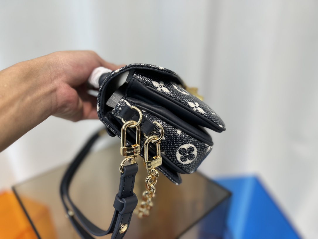 Valentino Classic Luxury Handbag Shoulder Crossbody Bag Ref 3