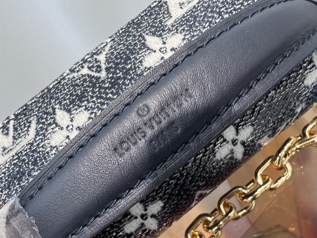 Valentino Classic Luxury Handbag Shoulder Crossbody Bag Ref 6