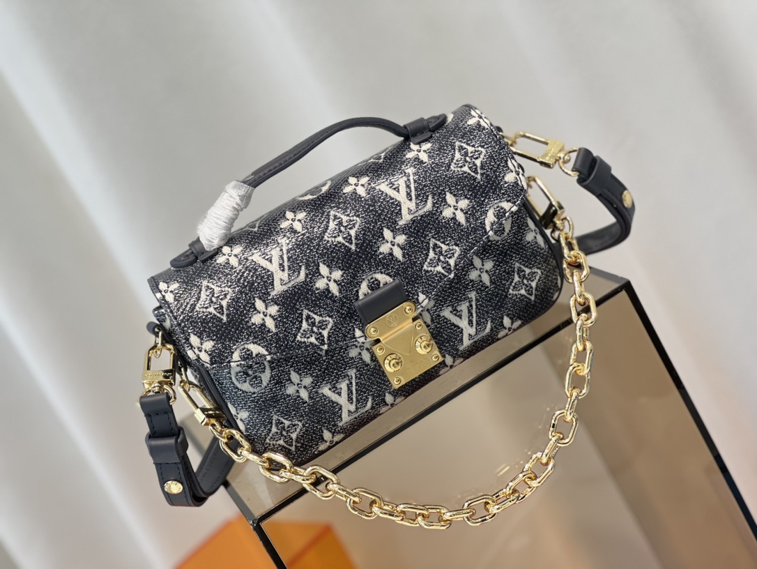 Valentino Classic Luxury Handbag Shoulder Crossbody Bag Ref 2