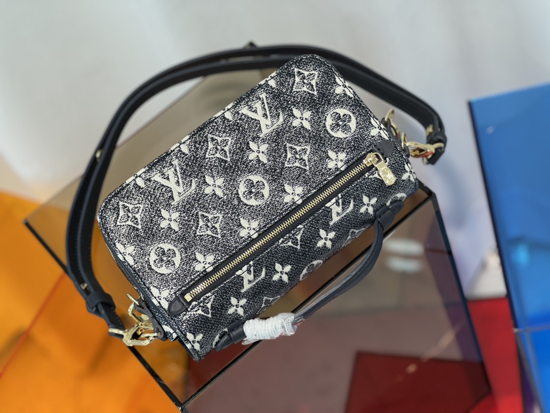 Valentino Classic Luxury Handbag Shoulder Crossbody Bag Ref 5