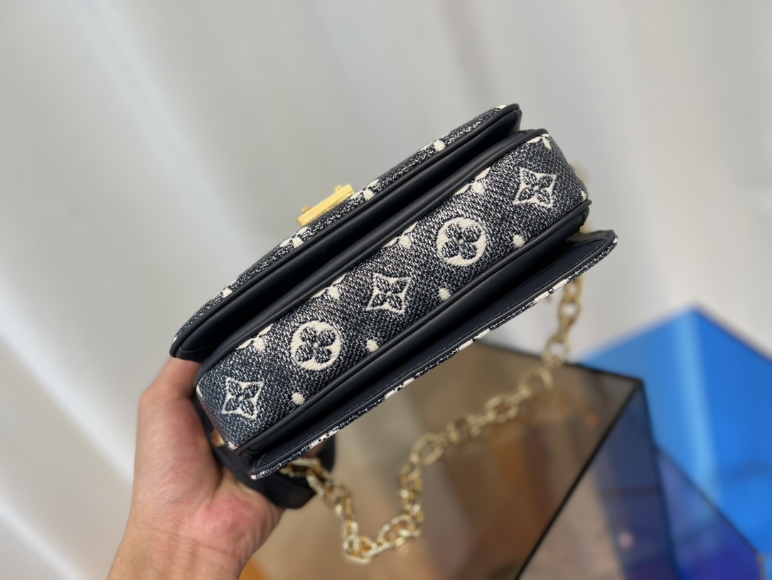 Valentino Classic Luxury Handbag Shoulder Crossbody Bag Ref 4