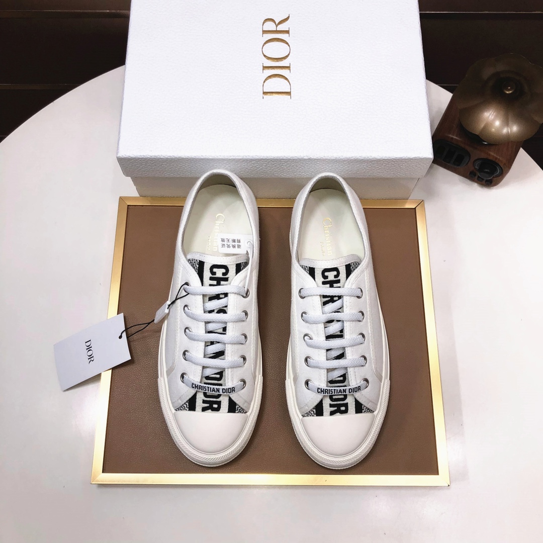 NO:277471,Walk ‘n’Dior embroidered cotton casual shoes, with thick texture, white rubber sole, pure cotton embroidered on the upper to show personality, the tongue and laces are decorated with Christian Dior logo. Water 7 sheepskin inner lining, cowhide footbed. Couple model (women’s size 35-40 size) (men’s size 38-44 size), dior, cowhide, sheepskin19860909Walk ‘n’Dior刺绣棉休闲鞋,采用质感厚实,白色橡胶底,鞋面纯棉刺绣,彰显个性,鞋舌和鞋带采用Christian Dior标志装饰. 水柒羊皮内里,牛皮垫脚. 情侣款（女款35-40码）（男款38-44码）,,dior,cowhide,sheepskin,Men's shoes