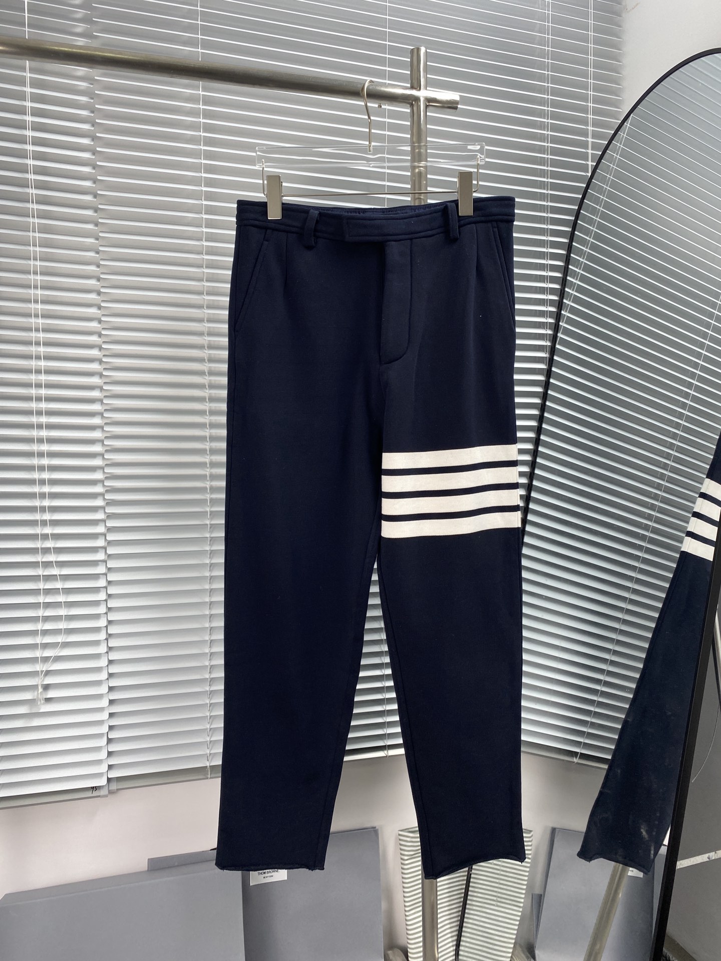 Thom Browne 23 otoño-invierno nuevo, pantalones de vestir casual de hilo teñido. Tallas: 012345. Colores: azul marino, …