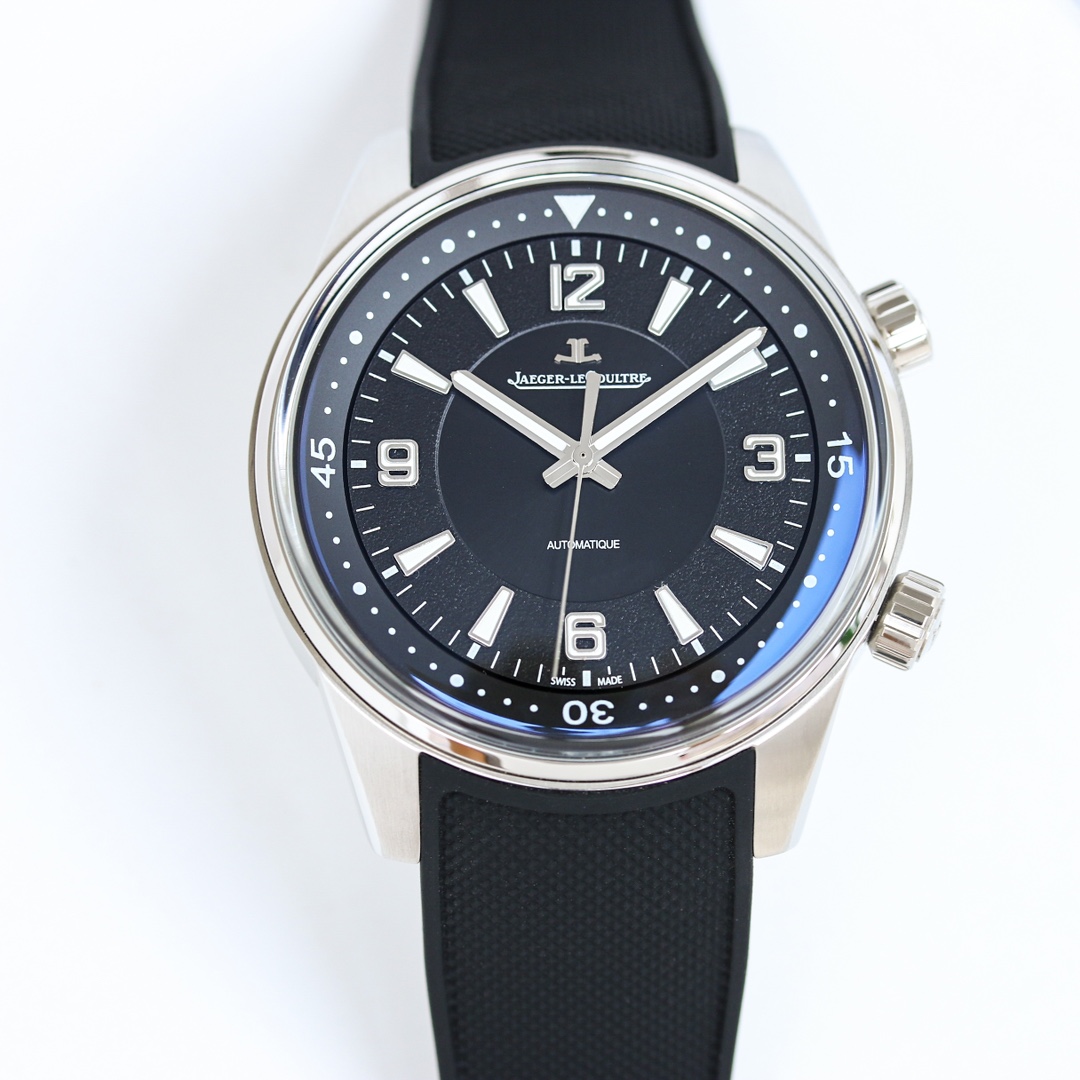NO:142727,Produced by SJ Jaeger-Lecoultre Beichen Series RW2 movement adopts the quality of Japanese 9015 movement guarantees three years of zero rework. Jaeger-Lecoultre Beichen series calendar watch, JL has a modern double-handle design, with elegant but sporty fluent lines. Deep and elegant, yet extraordinary. [Case] ​​Watch size 42X13.1mm The classic and capable case is purely hand-polished, with side brushing, edge polishing, craftsmanship and process Xin are all the same as authentic, and the bottom cover is also engraved with Jaeger-Lecoultre diving clothing with a very Jaeger-Lecoultre style, engraved with patterns. [Watch buckle] natural rubber strap, thin, long and soft, enough to wrap around and fit the wrist, matched with Jaeger-Lecoultre original watch buckle. SJ recommends men's mechanical watch, jaeger-lecoultre19860909SJ出品  积家Jaeger Lecoultre 北辰系列 RW2 机芯采用日本9015机芯质量保证三年零返修 积家北宸系列日历型腕表,JL 极具现代气息的双把设计,搭配优雅而不失运动风格的流利线条. 深邃雅然,不失非凡.【表壳】腕表尺寸42X13.1mm 经典干练的表壳采用纯手工打磨,侧面拉丝处理、 边缘抛光,工艺和工序鑫均吻合正品,底盖同样刻有颇具积家风格的潜水服装,雕刻饰纹.【表带扣】天然橡胶表带,薄而长且柔软,足以缠绕贴合手腕,搭配积家原装表扣.SJ精致推荐男士机械腕表,,jaeger-lecoultre,Watch