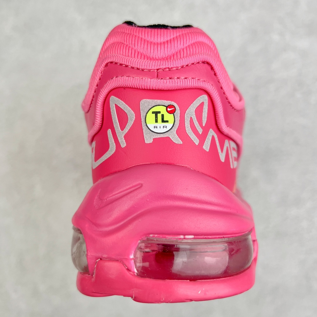图片[8]-＃纯原 Supreme x NK Air Max 98 TL SP 系列低帮经典复古百搭休闲运动气垫慢跑鞋 Sup联名 DR1033-600 Supreme x Air Max 98 TL 最新联名鞋款正式登场！继合作发布 SB Blazer Mid 之后，Supreme 与 NK 再度为 2022 秋季带来联名新作，共同打造 Air Max 98 TL 全新联名鞋款。本次联名鞋款共推出黑色、白色、粉色与棕色四种选择，鞋面采用合成皮革与针织网眼构成，搭配反光 TPU 覆盖层提升视觉层次。鞋侧迷你 Swoosh Logo、鞋跟变形的 Supreme 字样以及鞋带皆配备反光元素，最后搭载 Air Max 98 经典的全掌外露 Air 气垫以及橡胶外底完成设计。尺码：36 36.5 37.5 38 38.5 39 40-选品中心