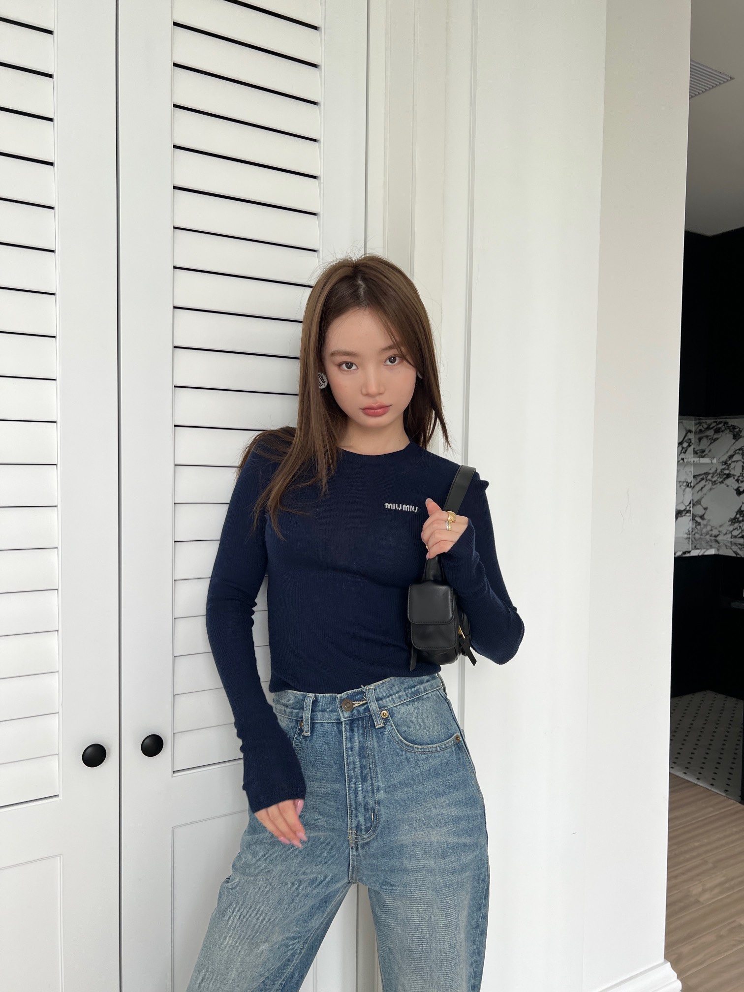 NO:579180,Mium*u 25FW new autumn and winter micro-label jacquard cashmere blended knitted long-sleeved bottoming shirt | Exclusive high-end version!  It is made of cashmere blended knitted fabric, which has a soft and waxy touch like clouds, and is delicate and skin-friendly without being stuck on the body; it is embellished with letter jacquard micro-marks on the chest, and is slim-fitting and slightly elastic. It fits the body shape but is not tight, and is compatible with various body types; the classic basic style of round neck + long sleeves is a practical style that 'goes with everything' in the autumn and winter wardrobe. Ready for sale S/M/L,, miumiu, alexander wang19860909Mium*u 25FW秋冬新款微标提花山羊绒混纺针织长袖打底衫丨独家高版出品！采用山羊绒混纺针织面料,自带云朵般软糯触感,细腻亲肤不扎身；胸前点缀字母提花微标,修身微弹剪裁,贴合身形却不紧绷,兼容各种身型；圆领+长袖的经典基础款型,是秋冬衣橱里「万物皆可搭」的实用款.现货发售S/M/L,,miumiu,alexander wang,Women's clothing