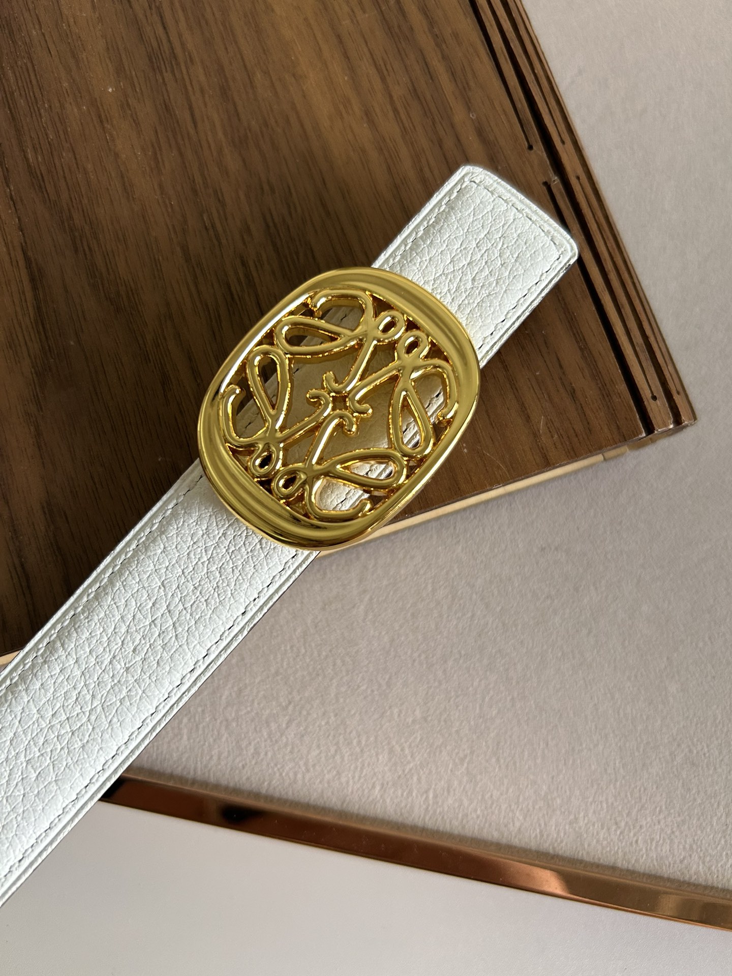 LOEWE罗意威选用柔软原版小牛皮制