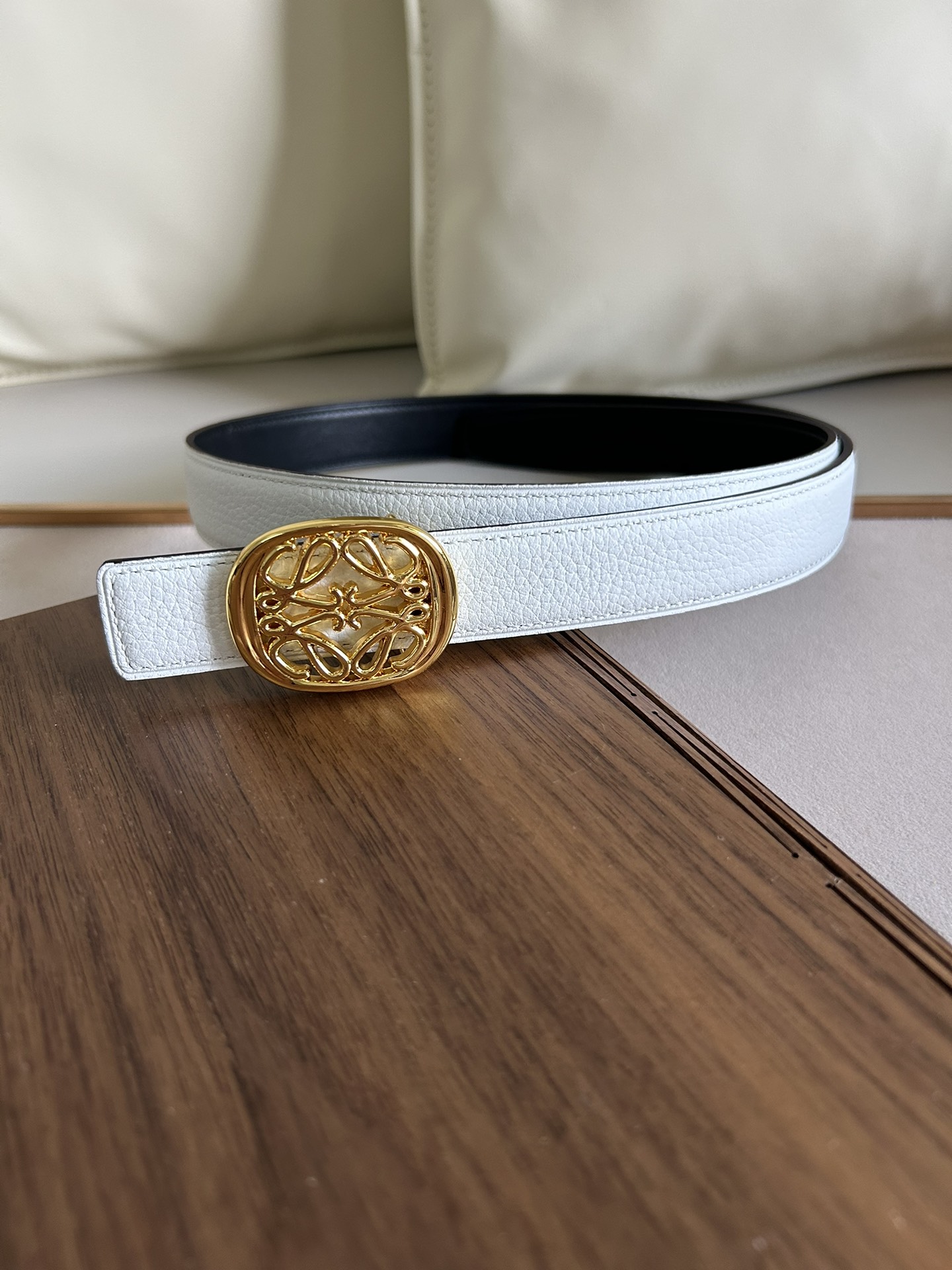 LOEWE罗意威选用柔软原版小牛皮制