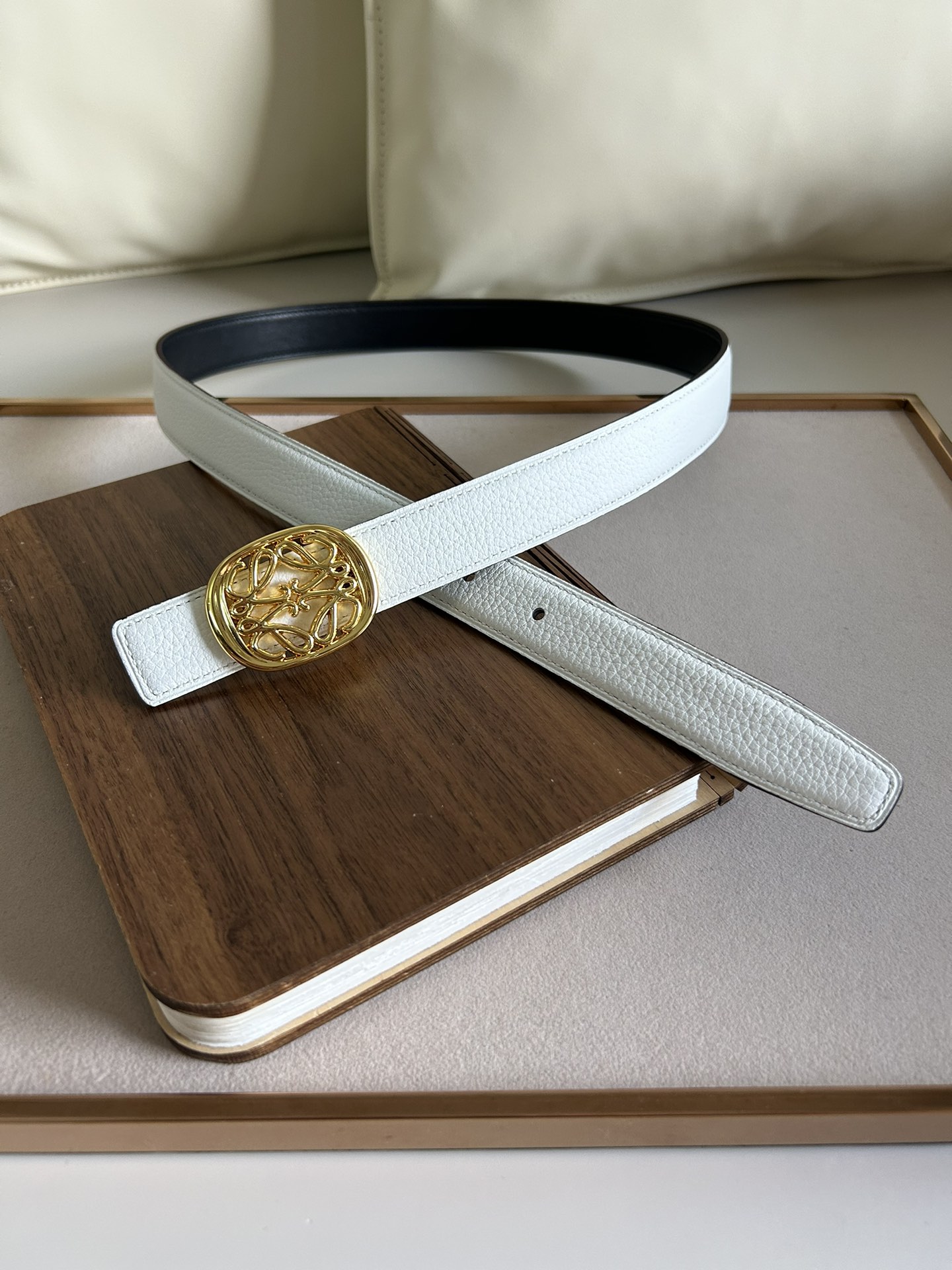 LOEWE罗意威选用柔软原版小牛皮制