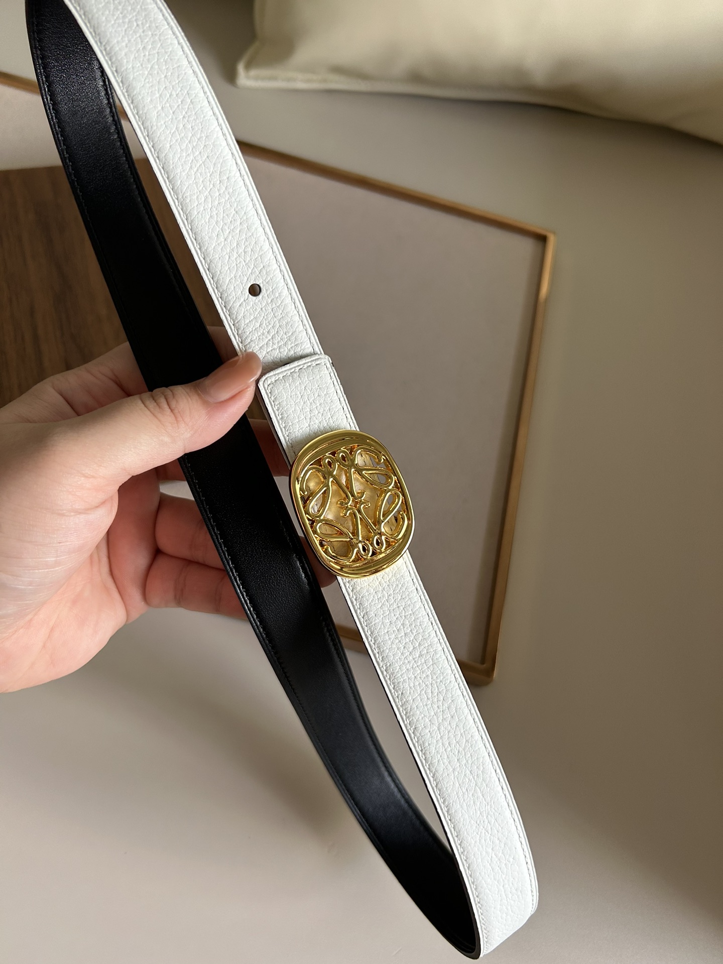 LOEWE罗意威选用柔软原版小牛皮制