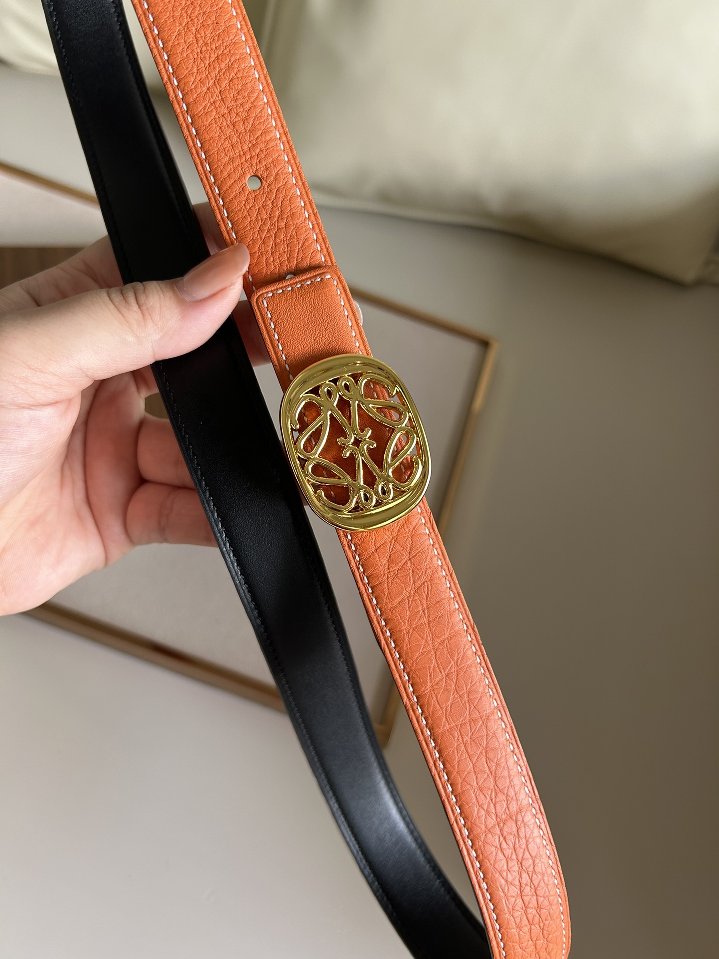 LOEWE罗意威选用柔软原版小牛皮制