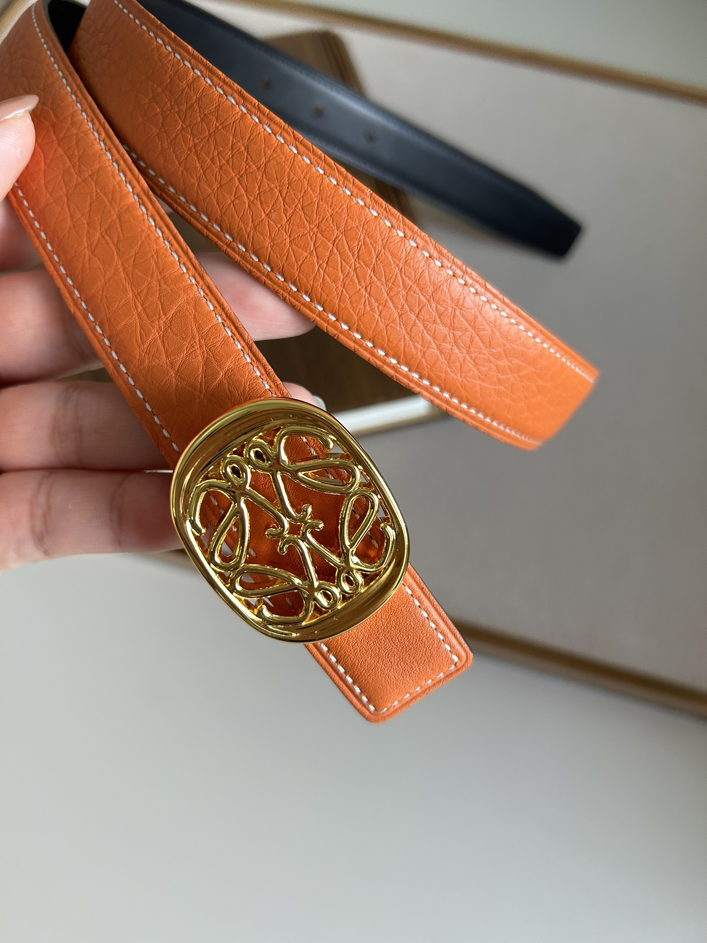 LOEWE罗意威选用柔软原版小牛皮制
