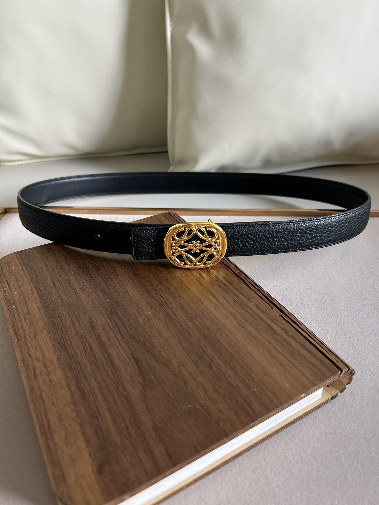 LOEWE罗意威选用柔软原版小牛皮制