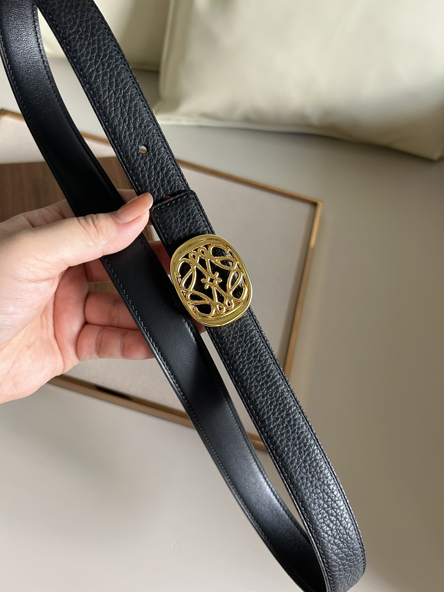 LOEWE罗意威选用柔软原版小牛皮制