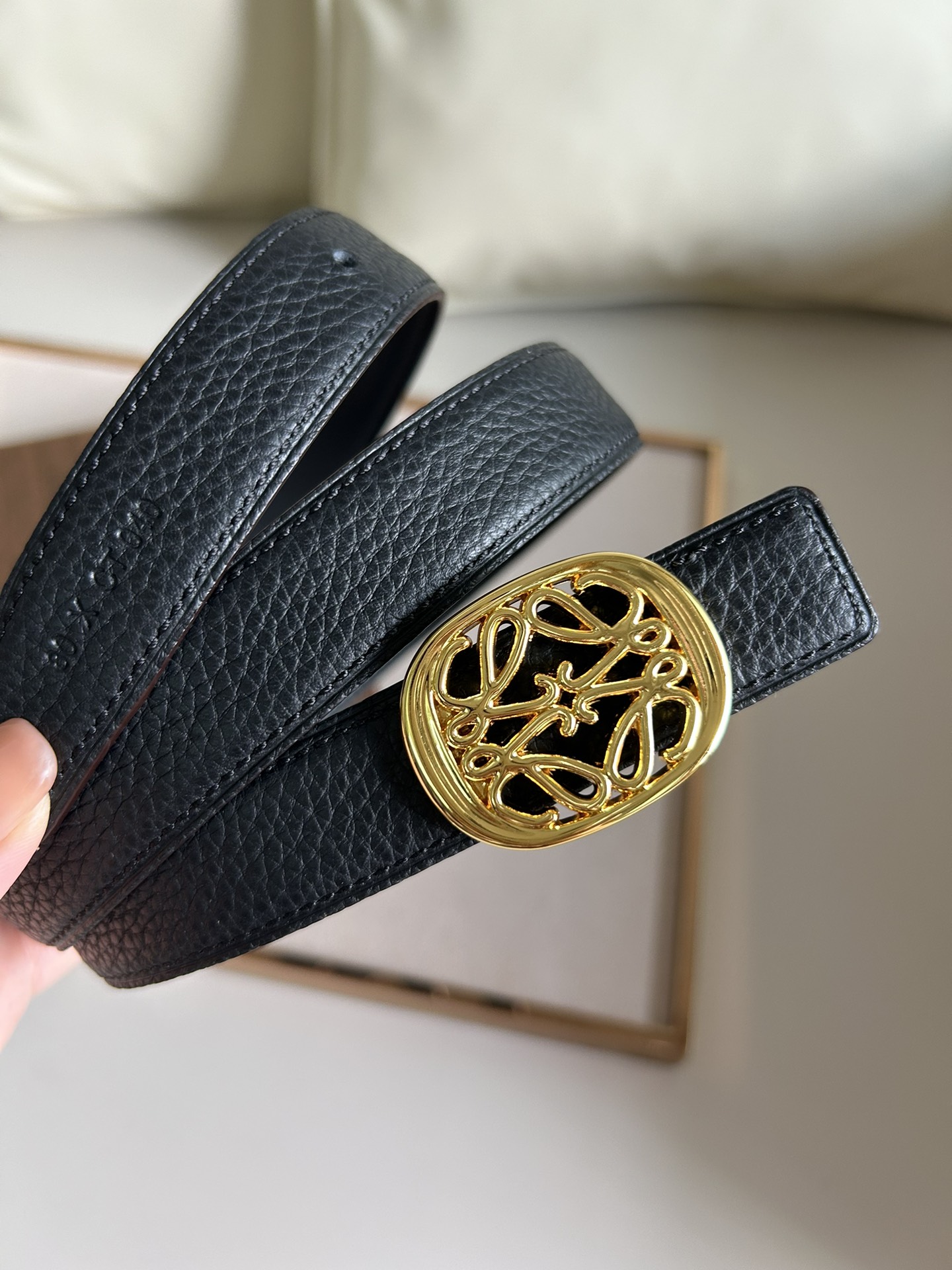 LOEWE罗意威选用柔软原版小牛皮制