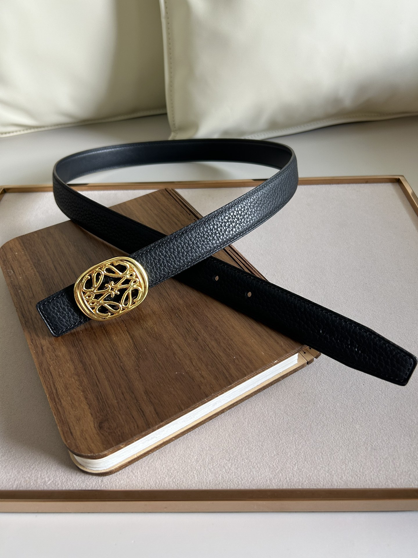 LOEWE罗意威选用柔软原版小牛皮制