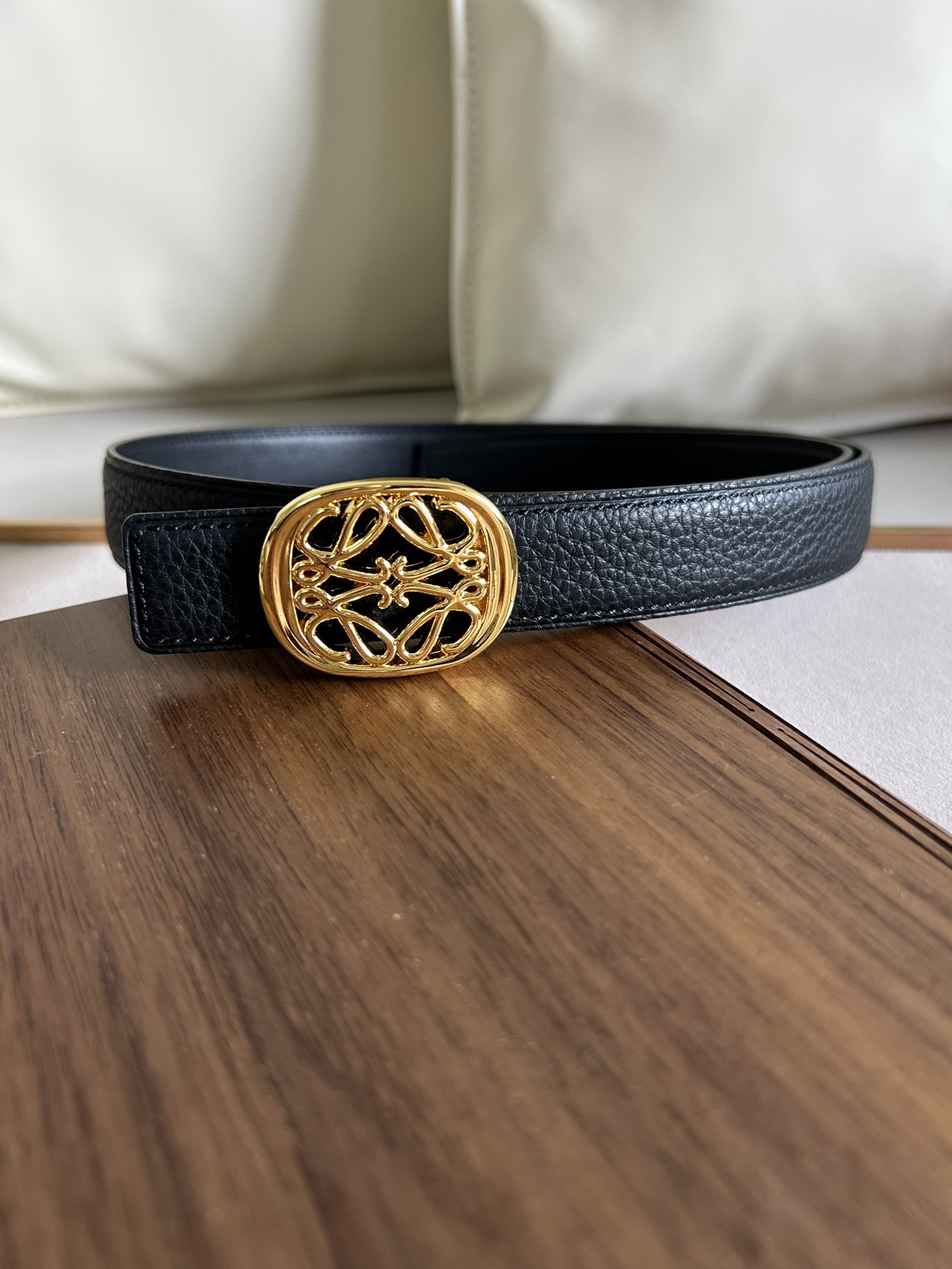 LOEWE罗意威选用柔软原版小牛皮制