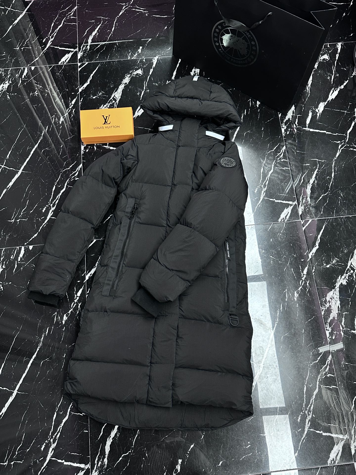 Guangzhou high-quality replica of Olivia Burton's long down jacket. Detailed photos showcase quality and craftsmanship.-Big cat