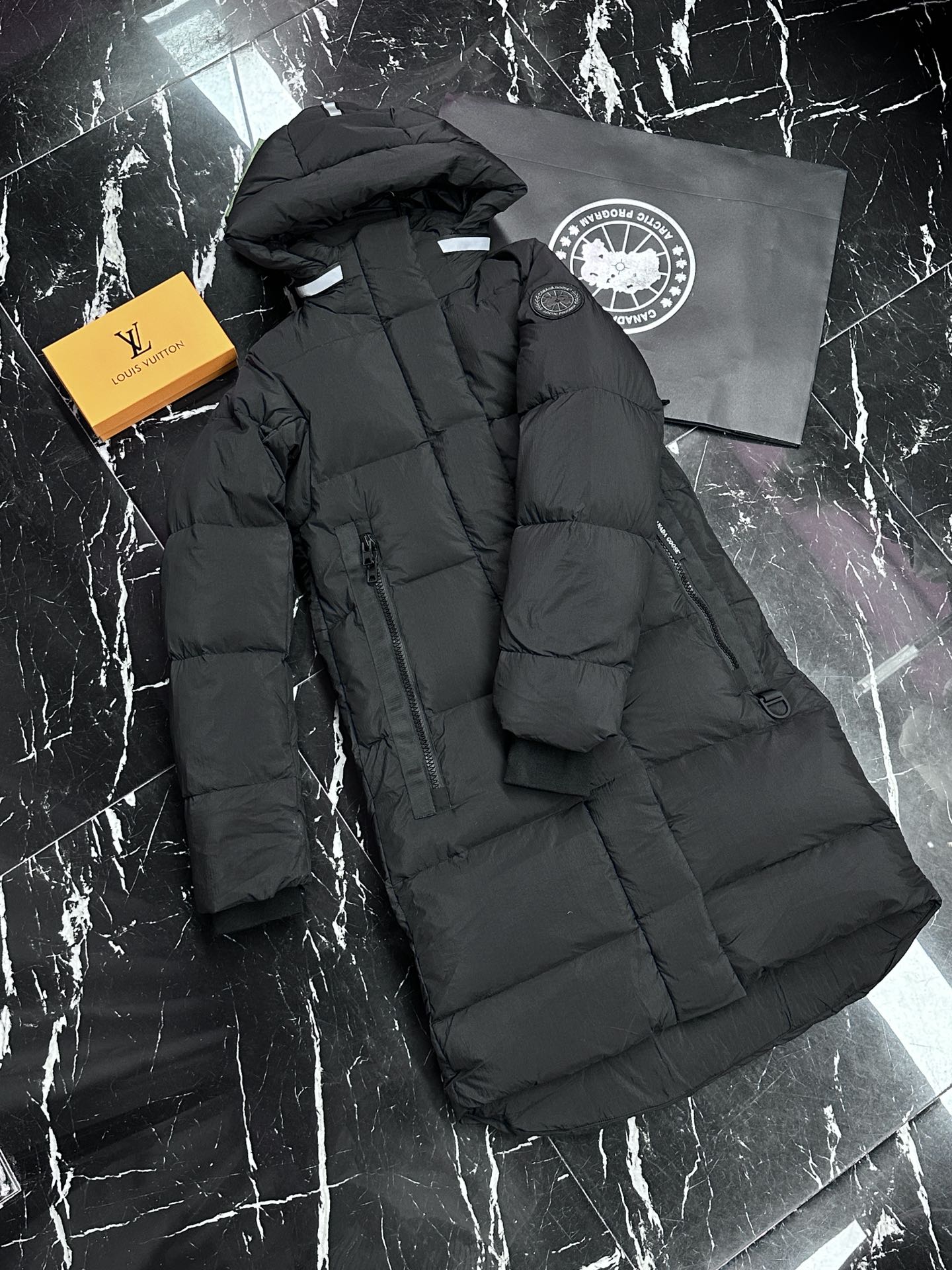 Guangzhou high-quality replica of Olivia Burton's long down jacket. Detailed photos showcase quality and craftsmanship.-Big cat