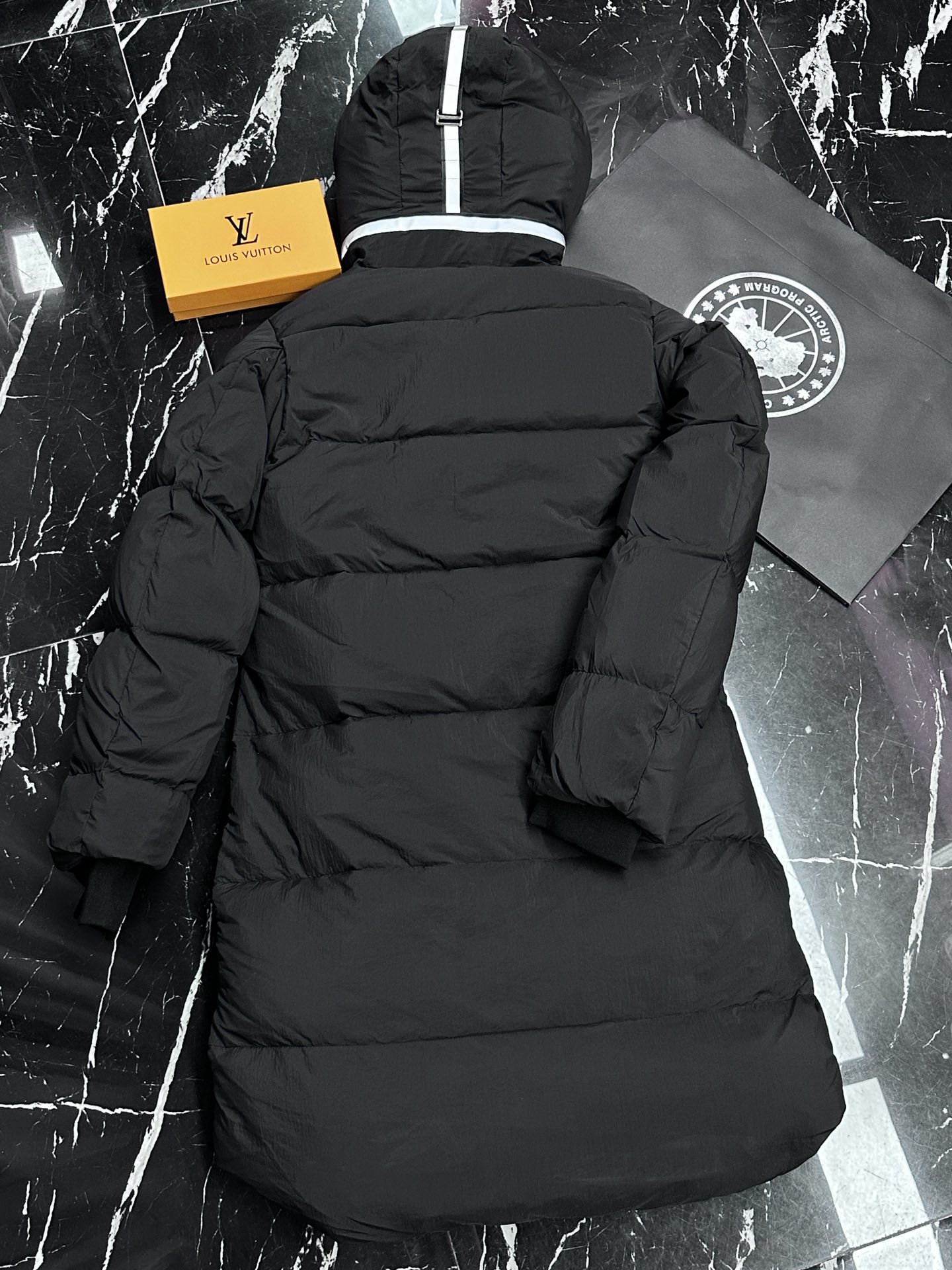 Guangzhou high-quality replica of Olivia Burton's long down jacket. Detailed photos showcase quality and craftsmanship.-Big cat