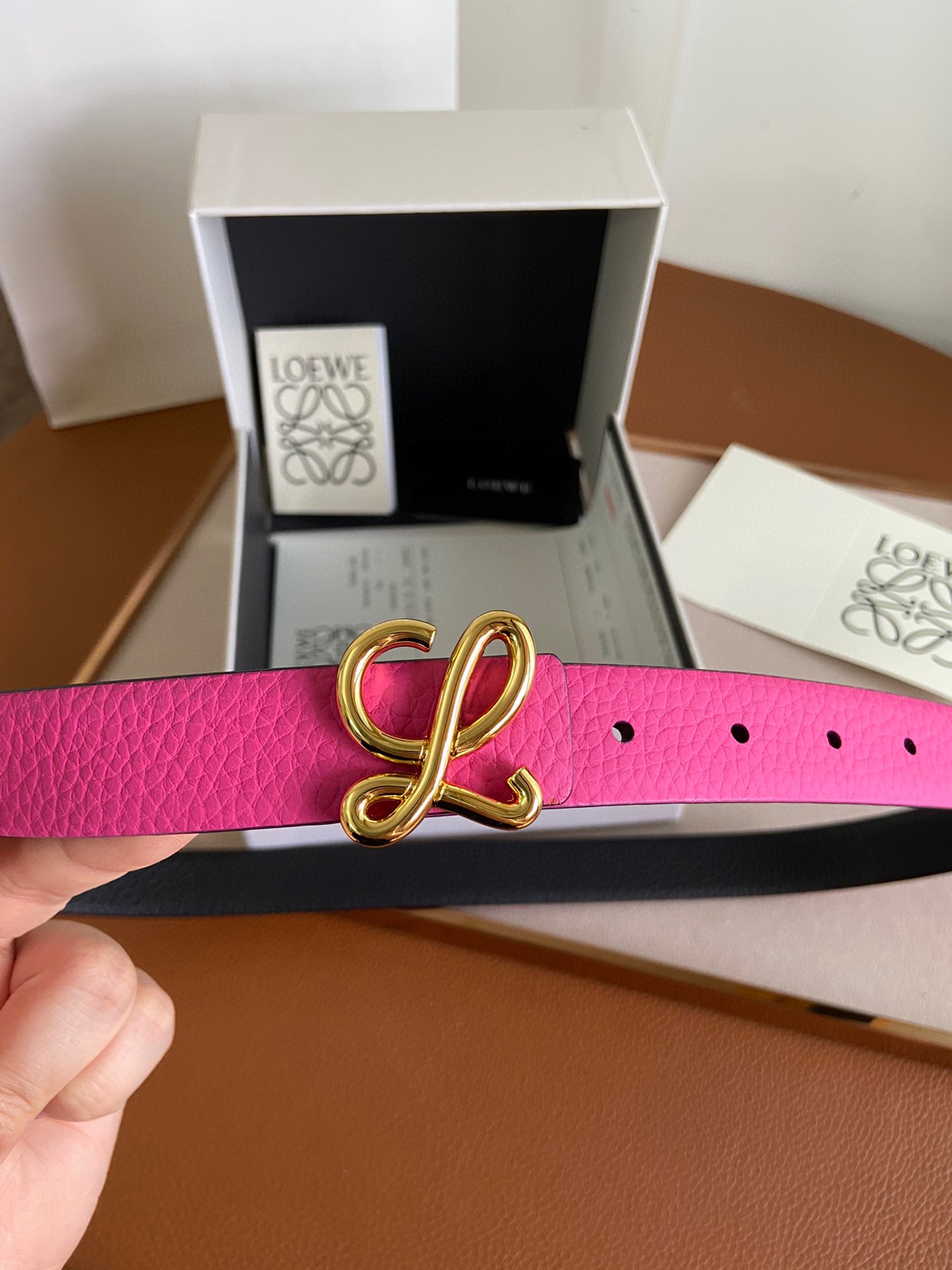 LOEWE罗意威选用柔软原版小牛皮制