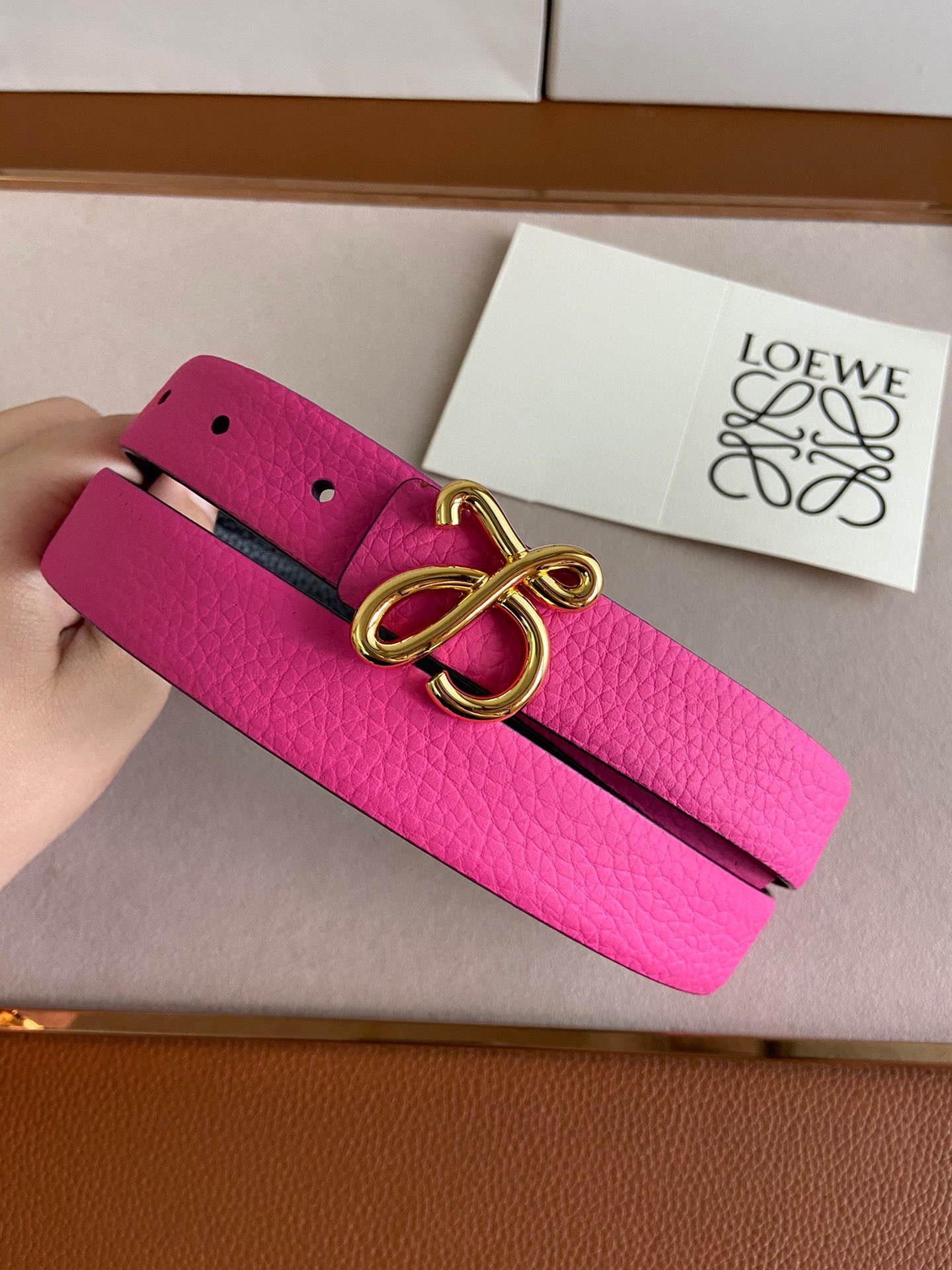 LOEWE罗意威选用柔软原版小牛皮制