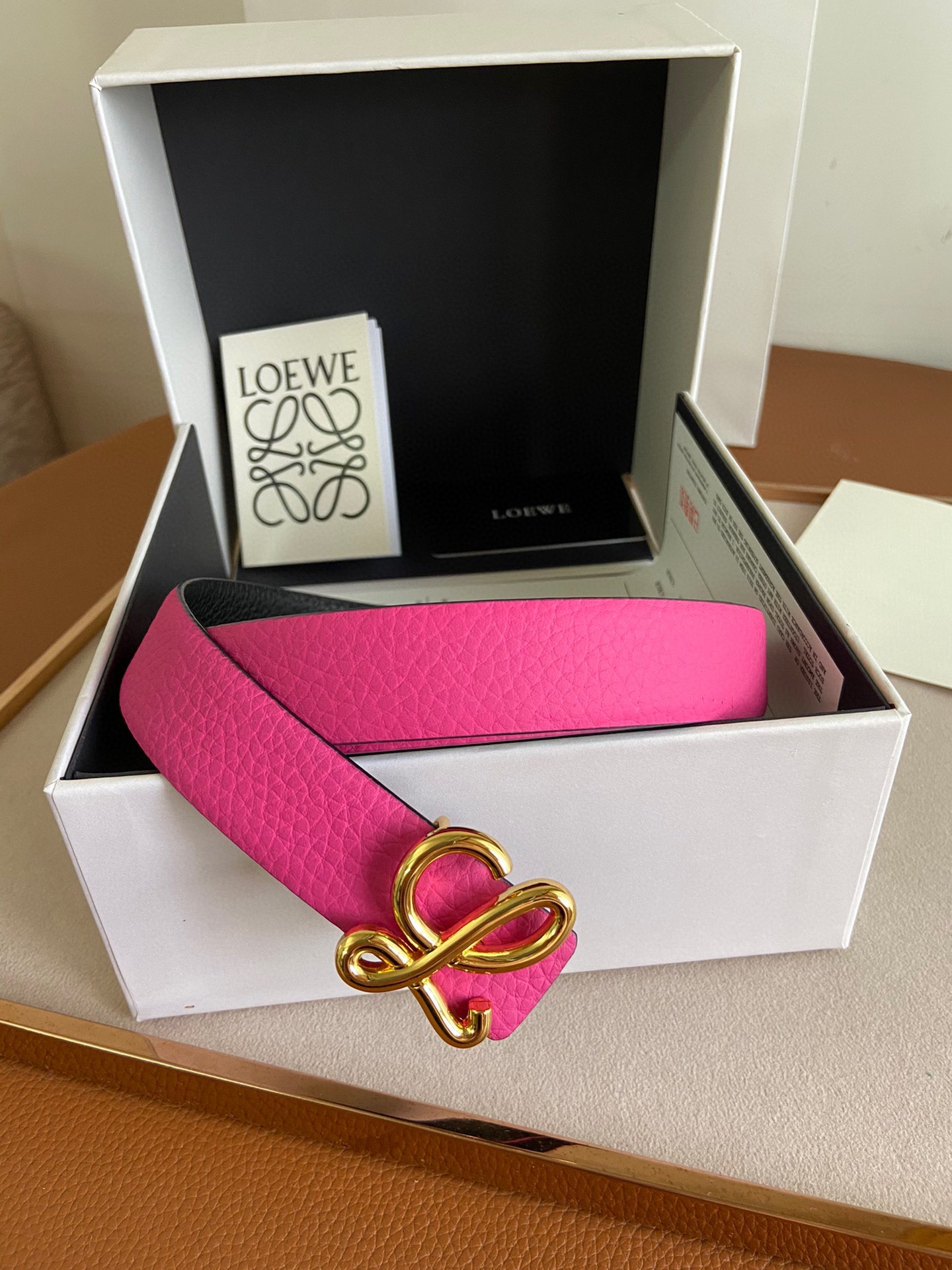 LOEWE罗意威选用柔软原版小牛皮制