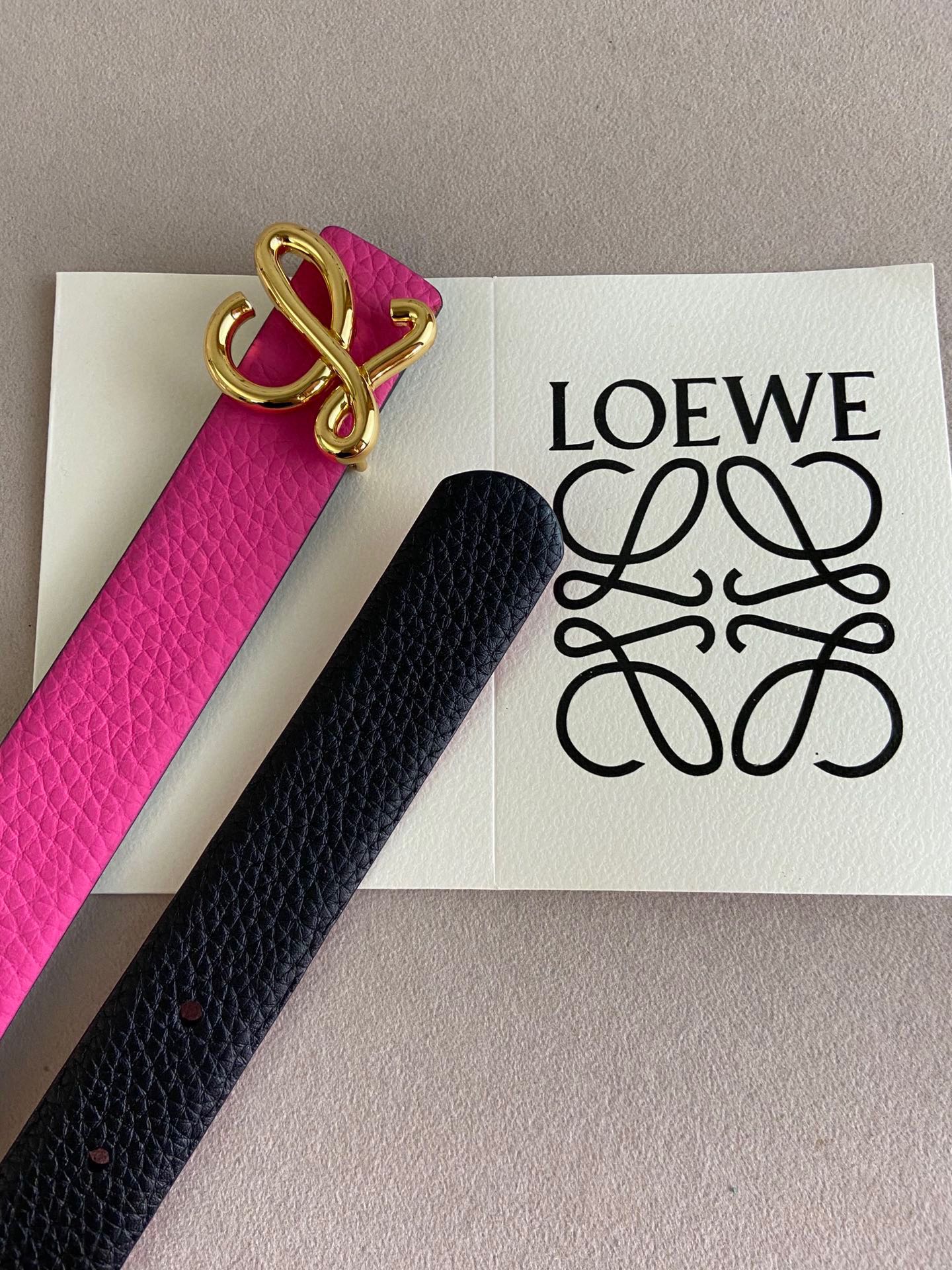 LOEWE罗意威选用柔软原版小牛皮制