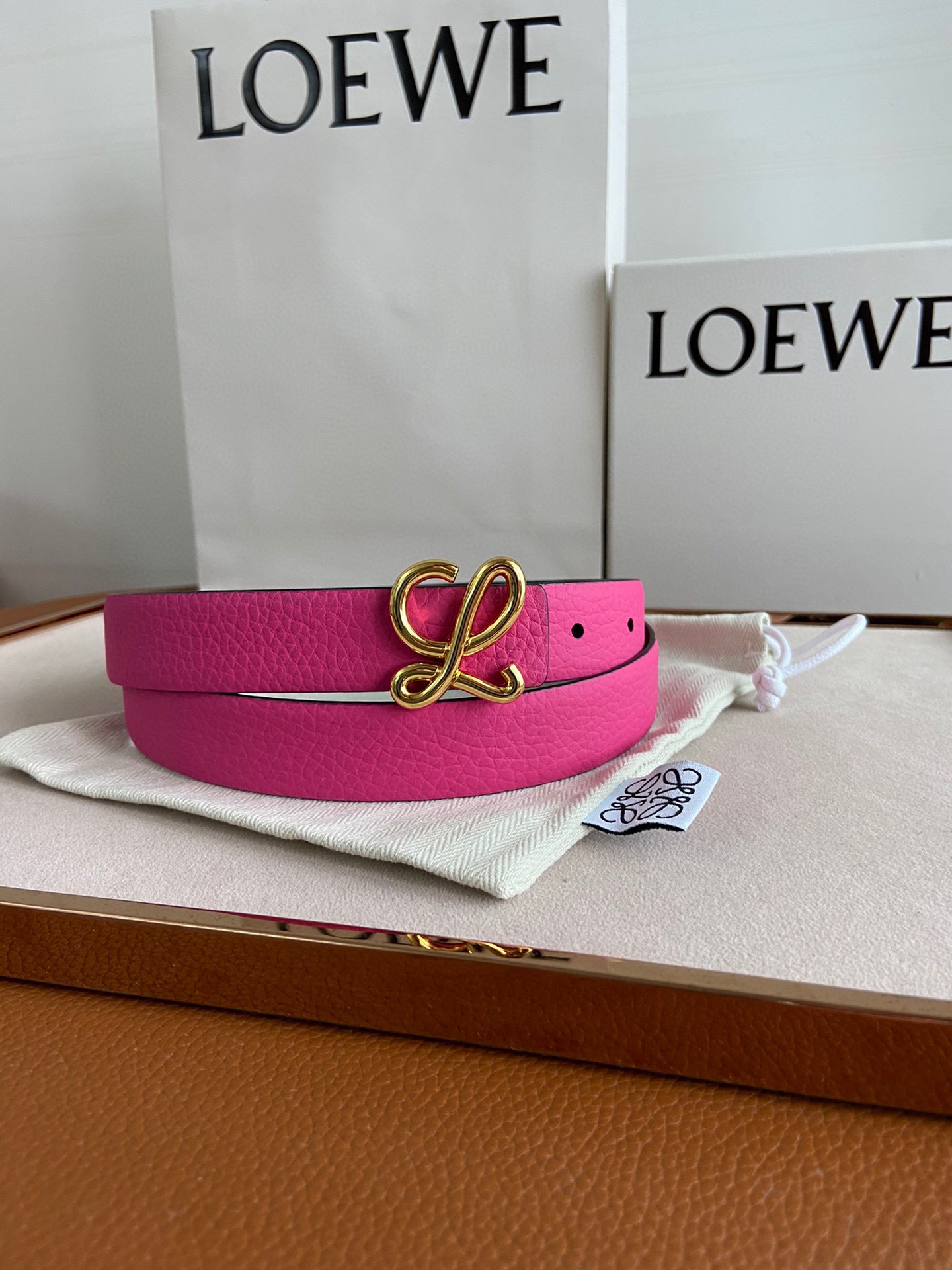 LOEWE罗意威选用柔软原版小牛皮制