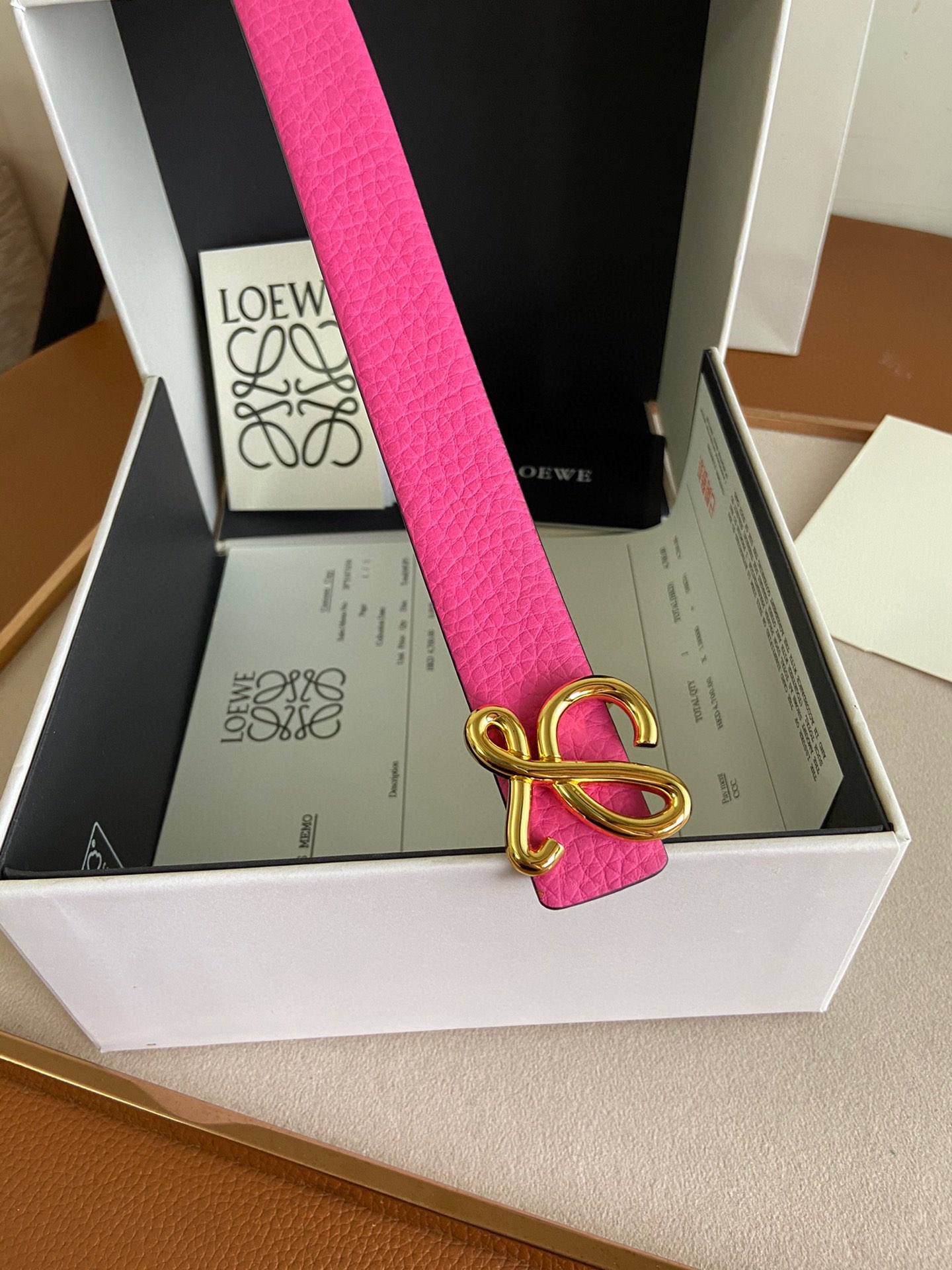 LOEWE罗意威选用柔软原版小牛皮制