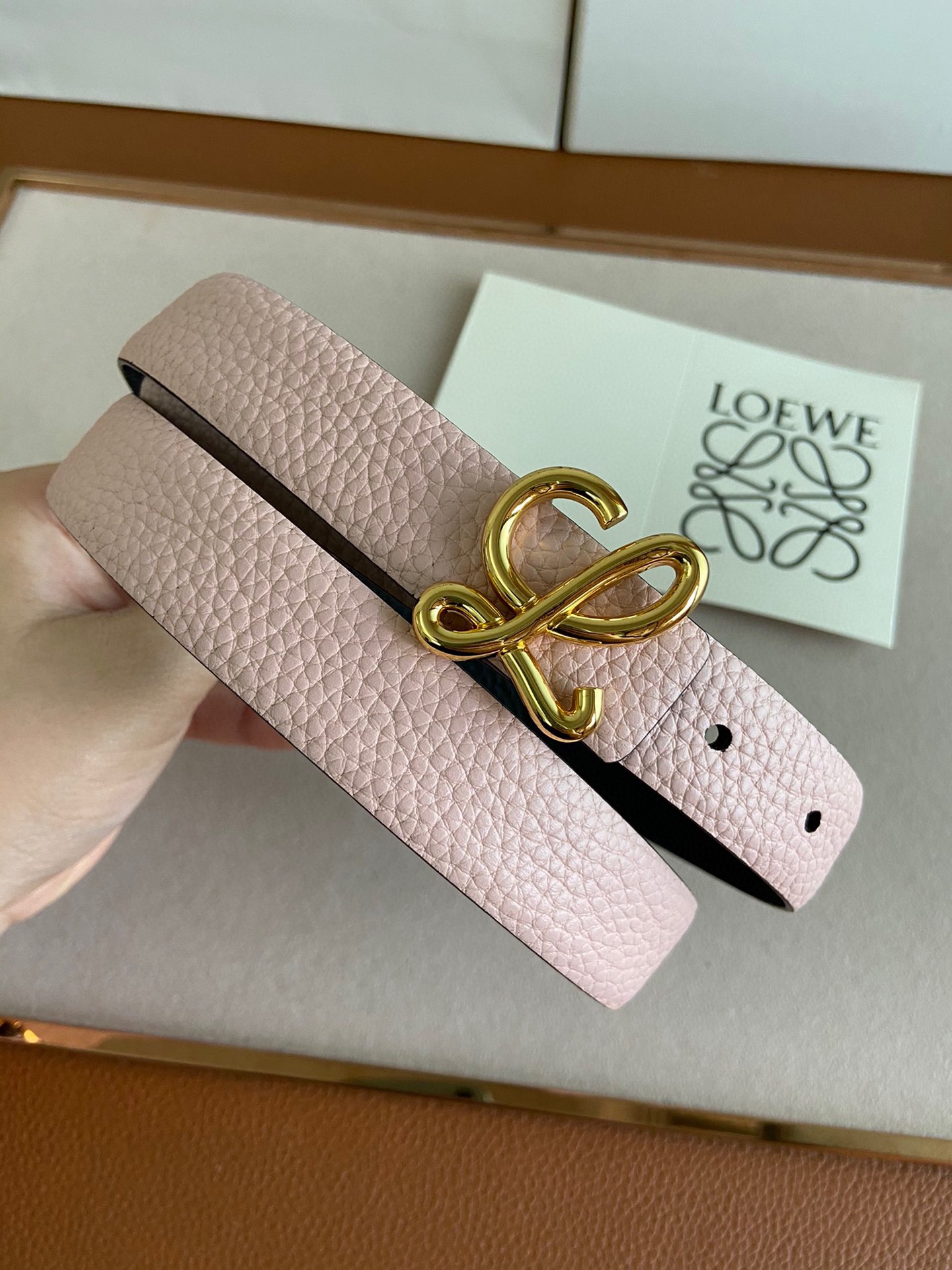 LOEWE罗意威选用柔软原版小牛皮制