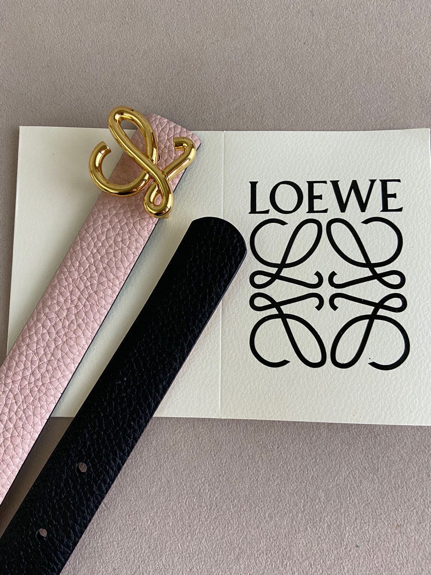 LOEWE罗意威选用柔软原版小牛皮制