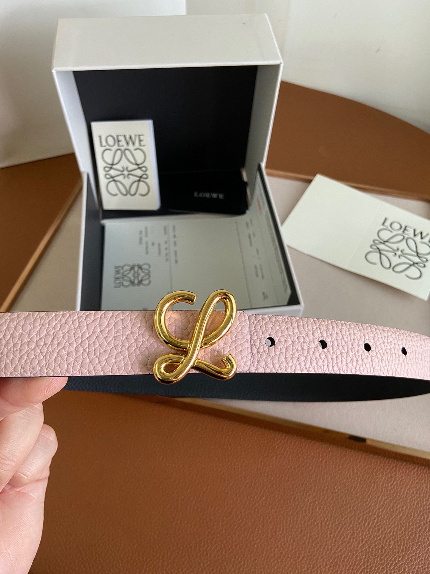 LOEWE罗意威选用柔软原版小牛皮制