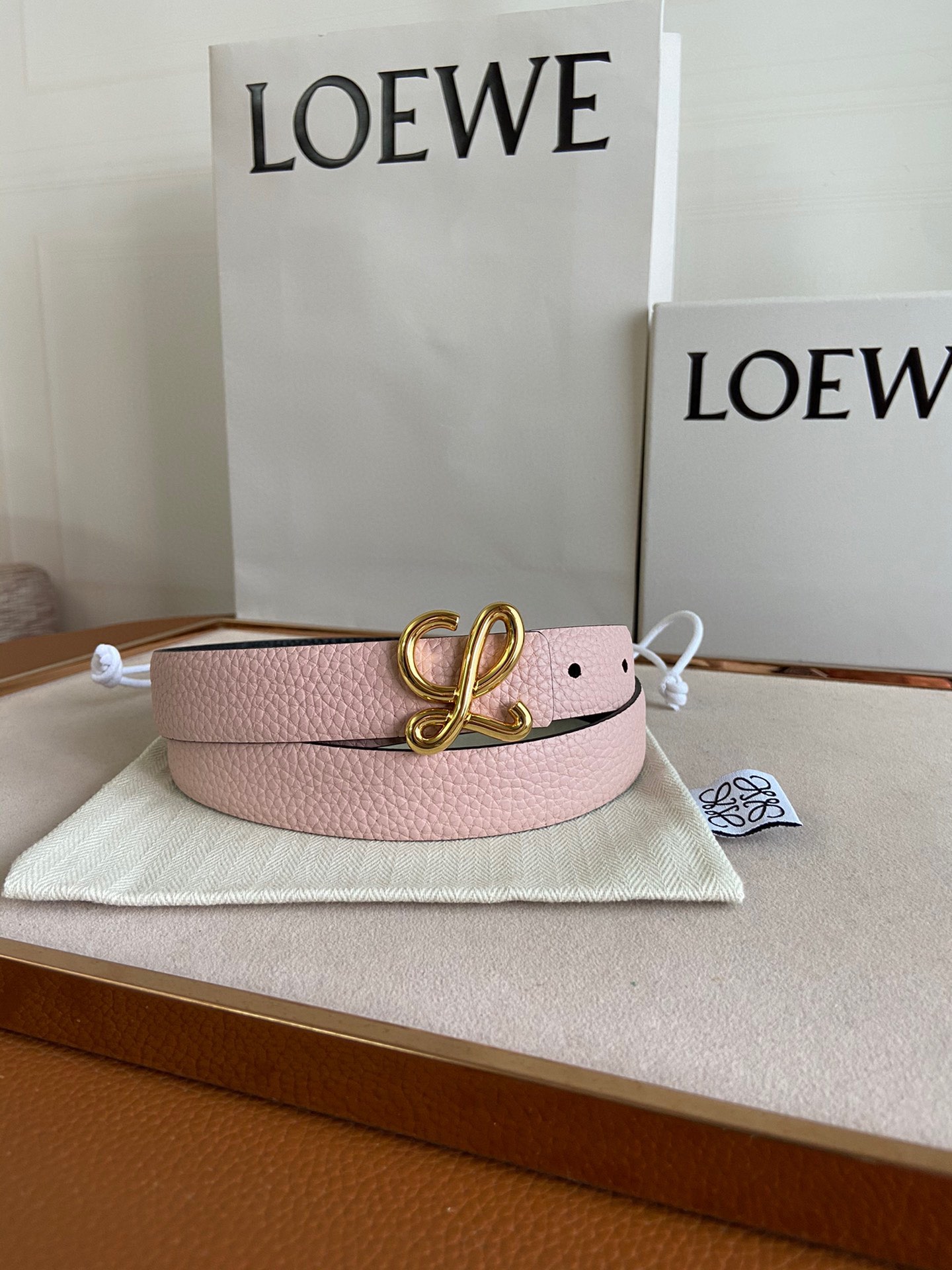 LOEWE罗意威选用柔软原版小牛皮制