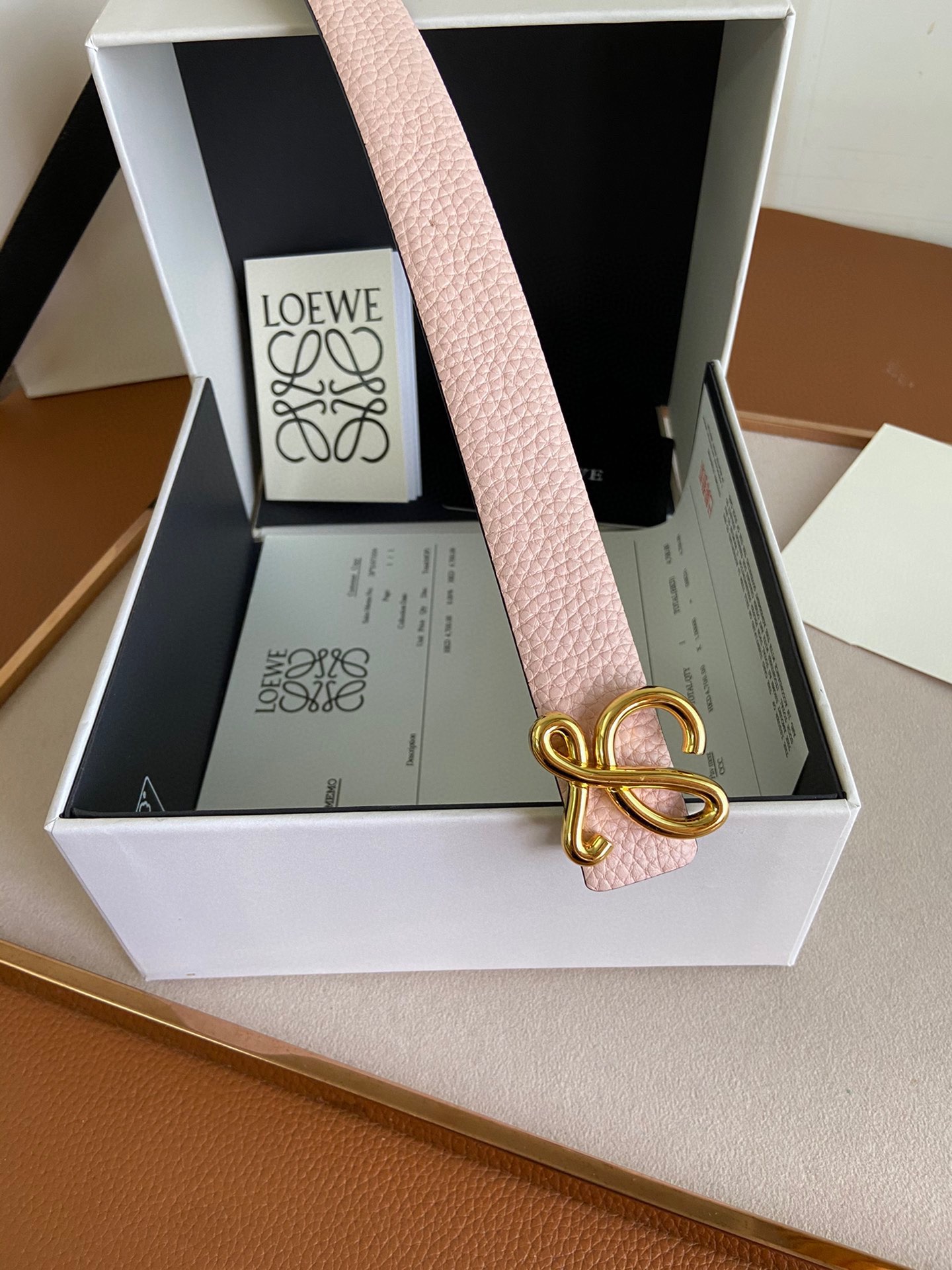 LOEWE罗意威选用柔软原版小牛皮制